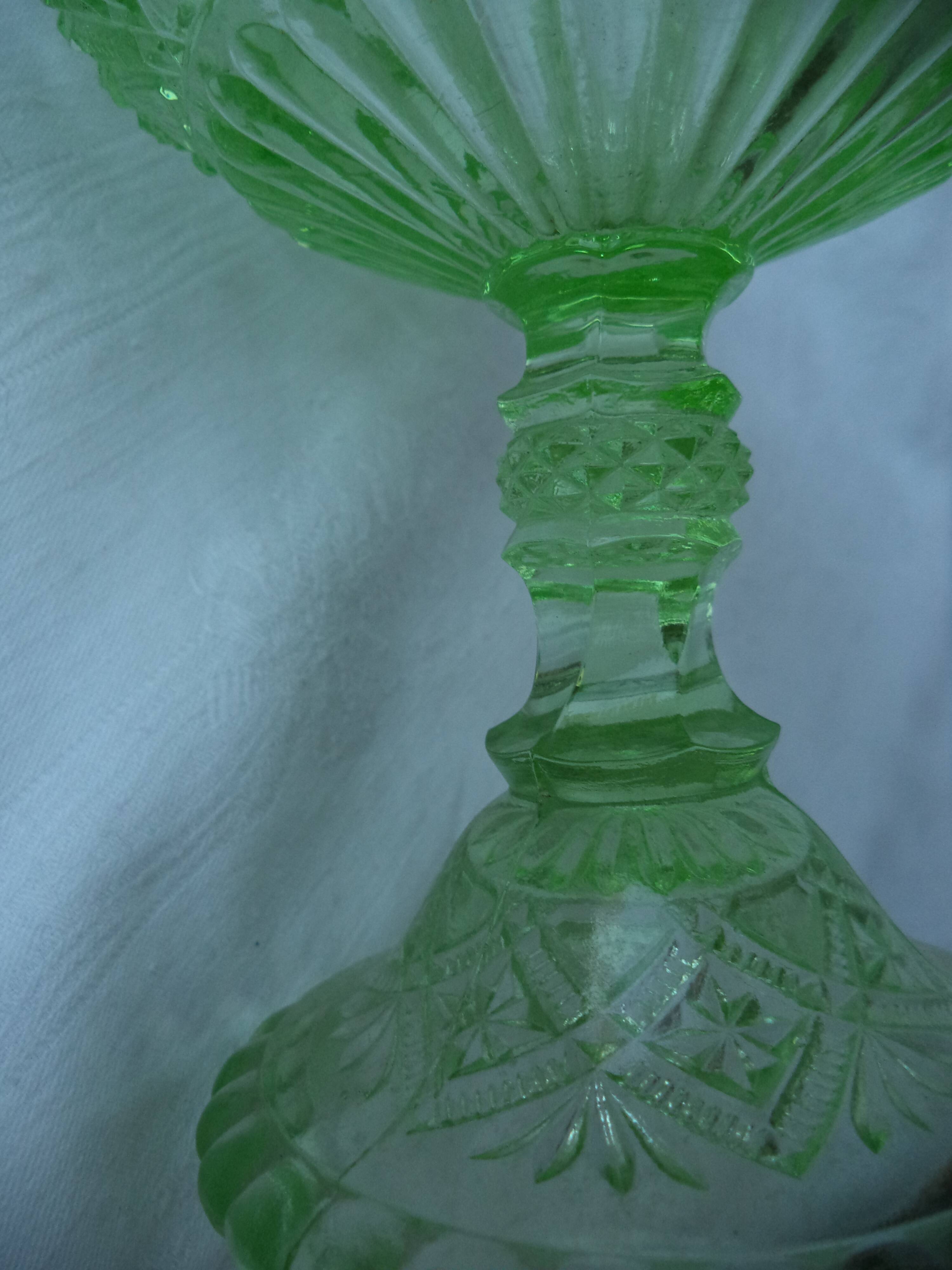 Paire de coupes drageoirs en verre pressé taillé vert absinthe