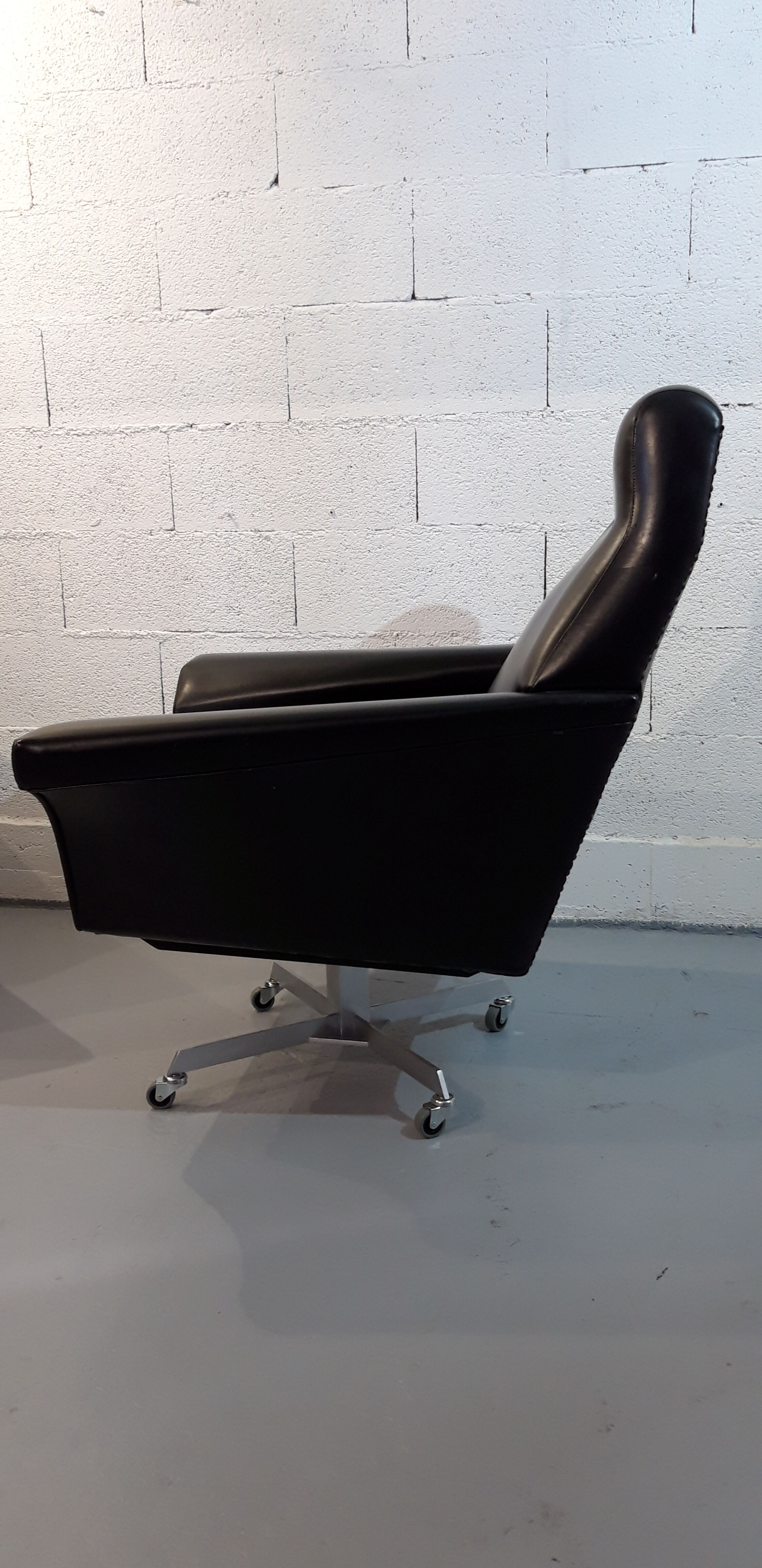 Armchairs of the years 1960