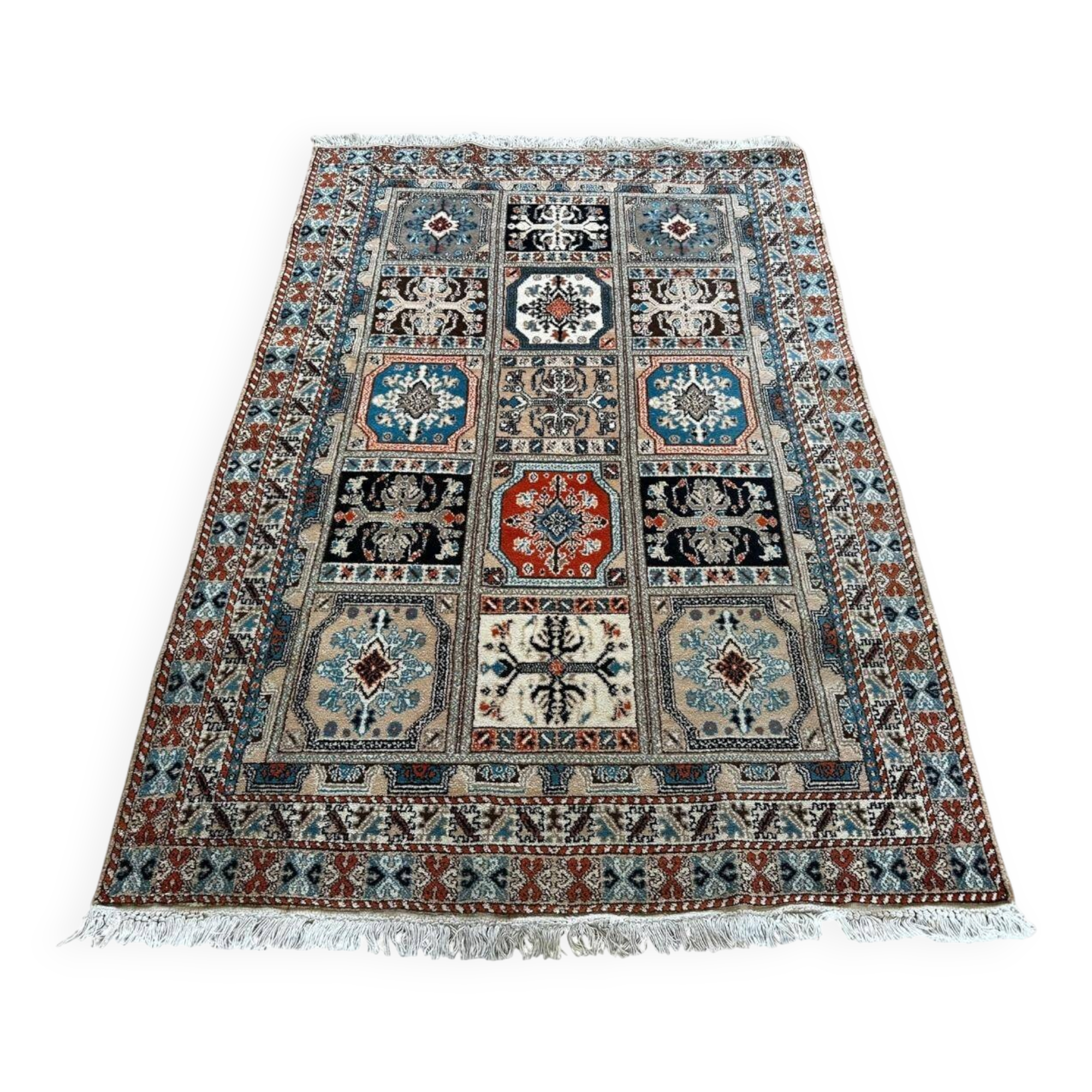 Moroccan rug made of pure wool and handmade, 220cm x 150cm.