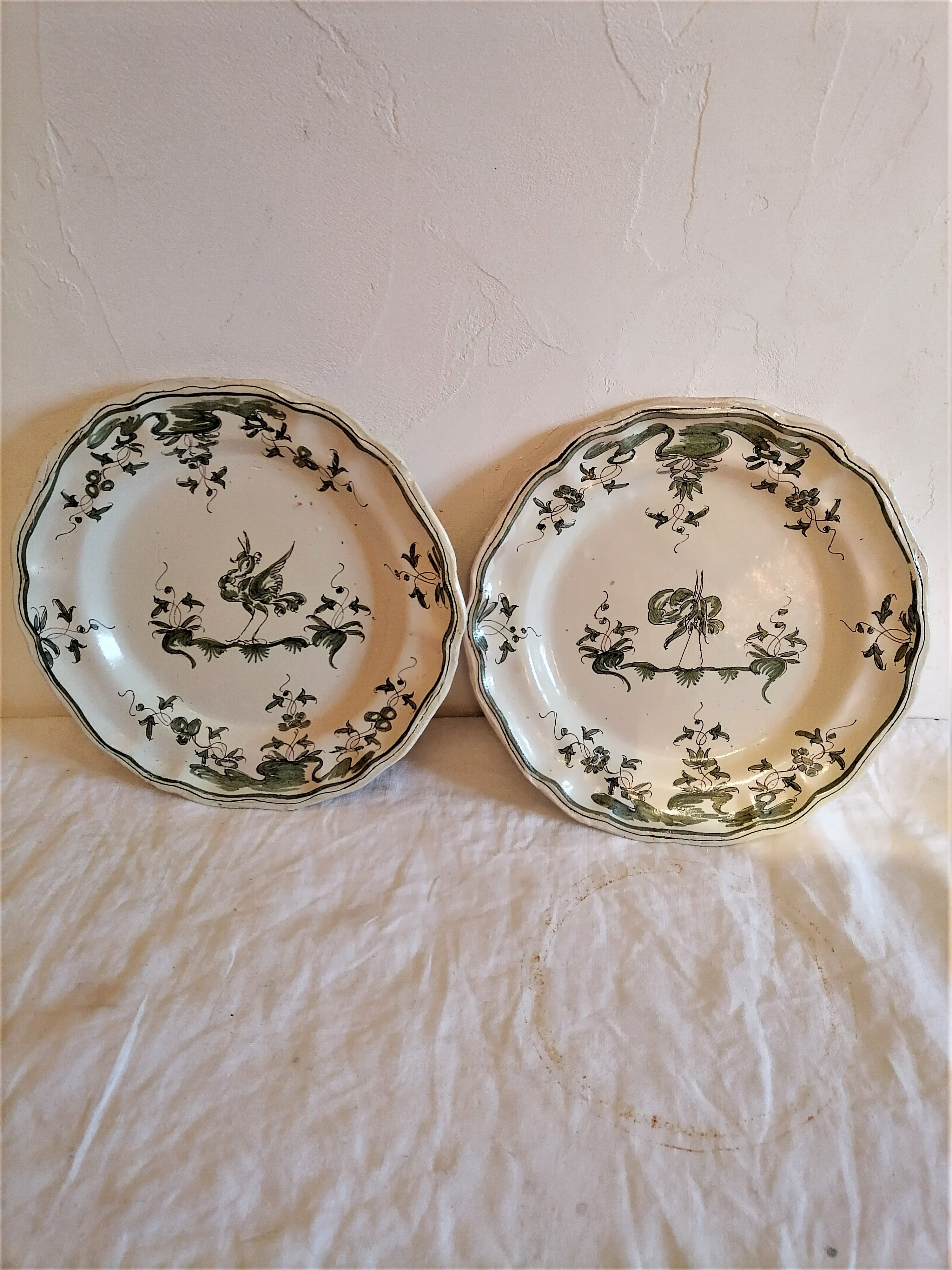 Paire d'assiettes à décors de grotesque ( moustier ).