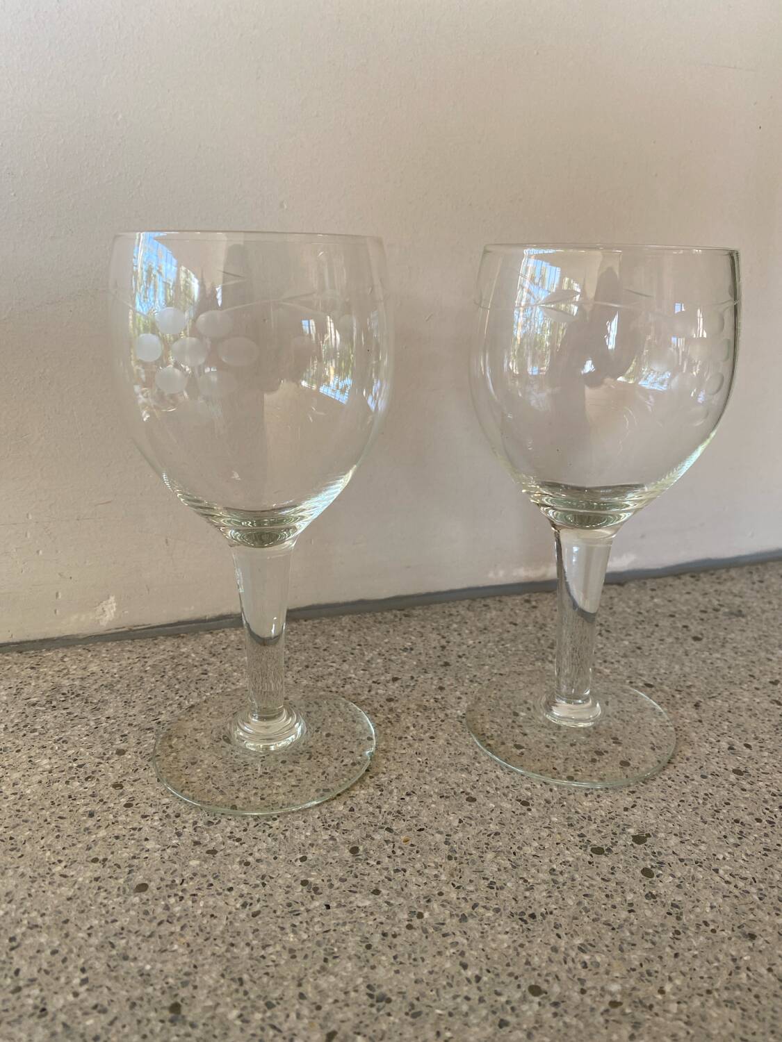 2 wine glasses