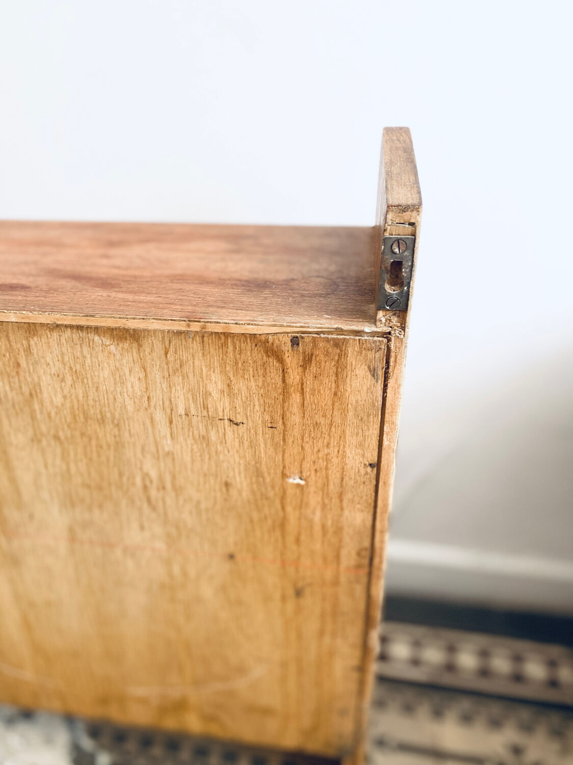 Small secretary desk to hang.