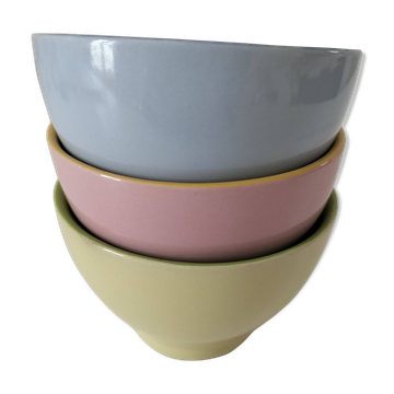 Set of three pastel two-tone mini bowls in glazed ceramic.