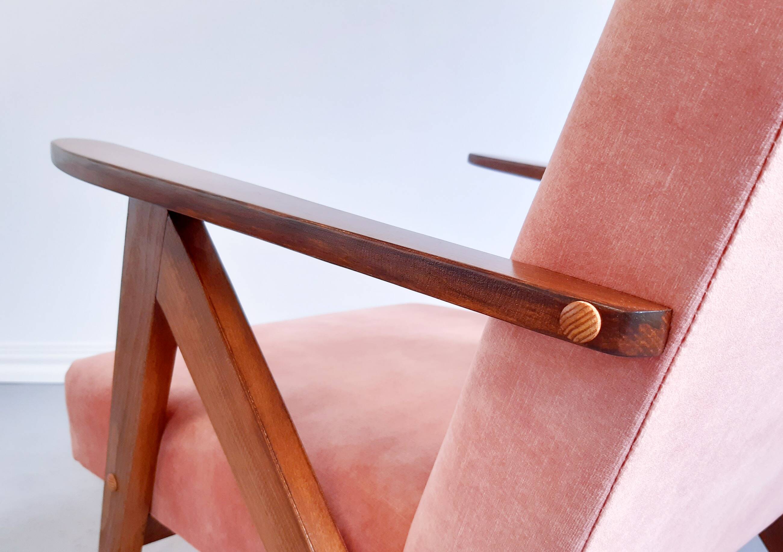 Mid Century Easy Chair Model B 310 Var in Coral Velvet