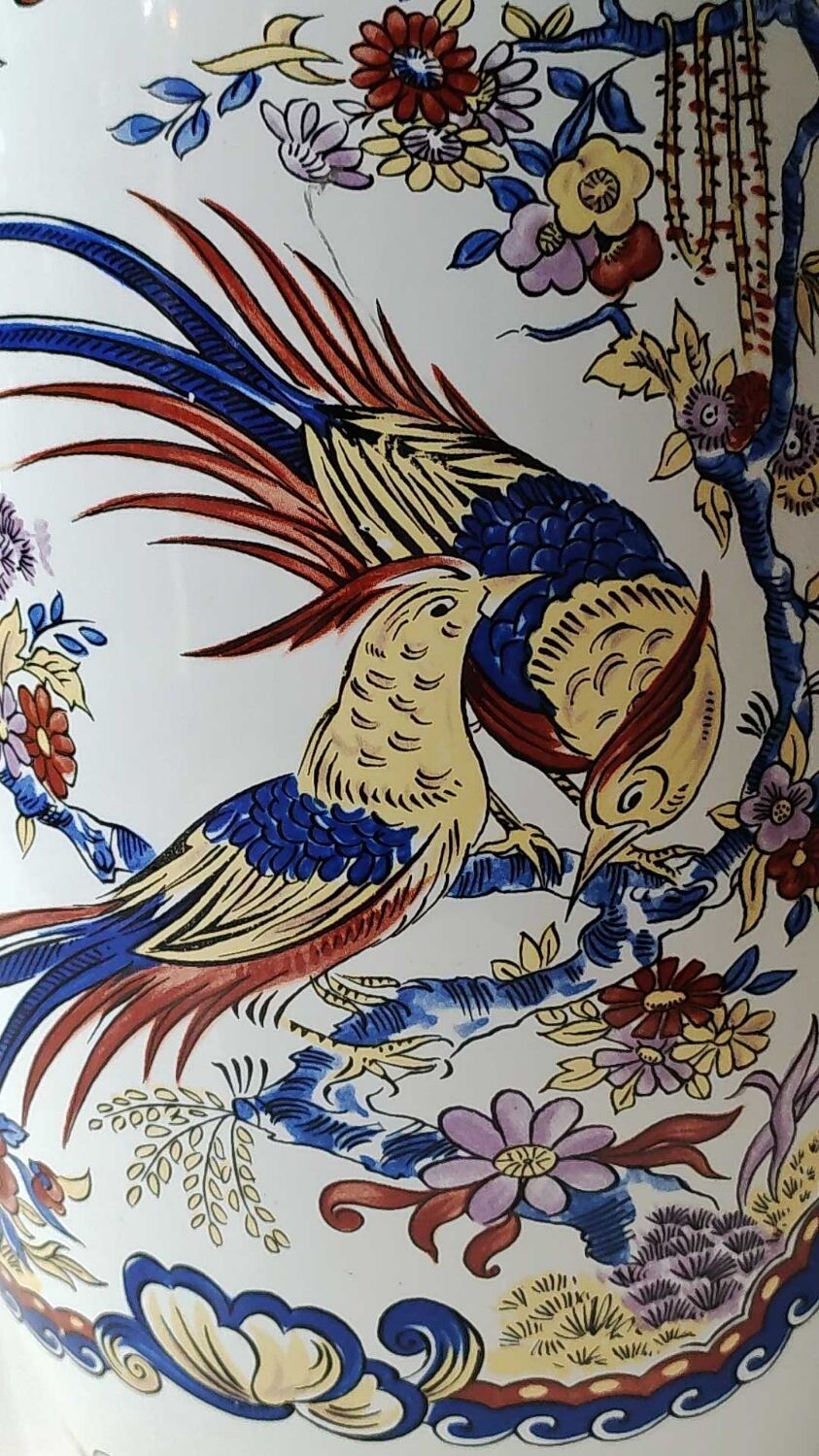 Vase balustre motifs paons/floraux style imari, signé y.p. derevua