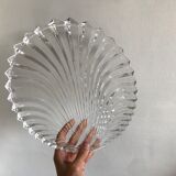 Dish in the shape of a crystal shell