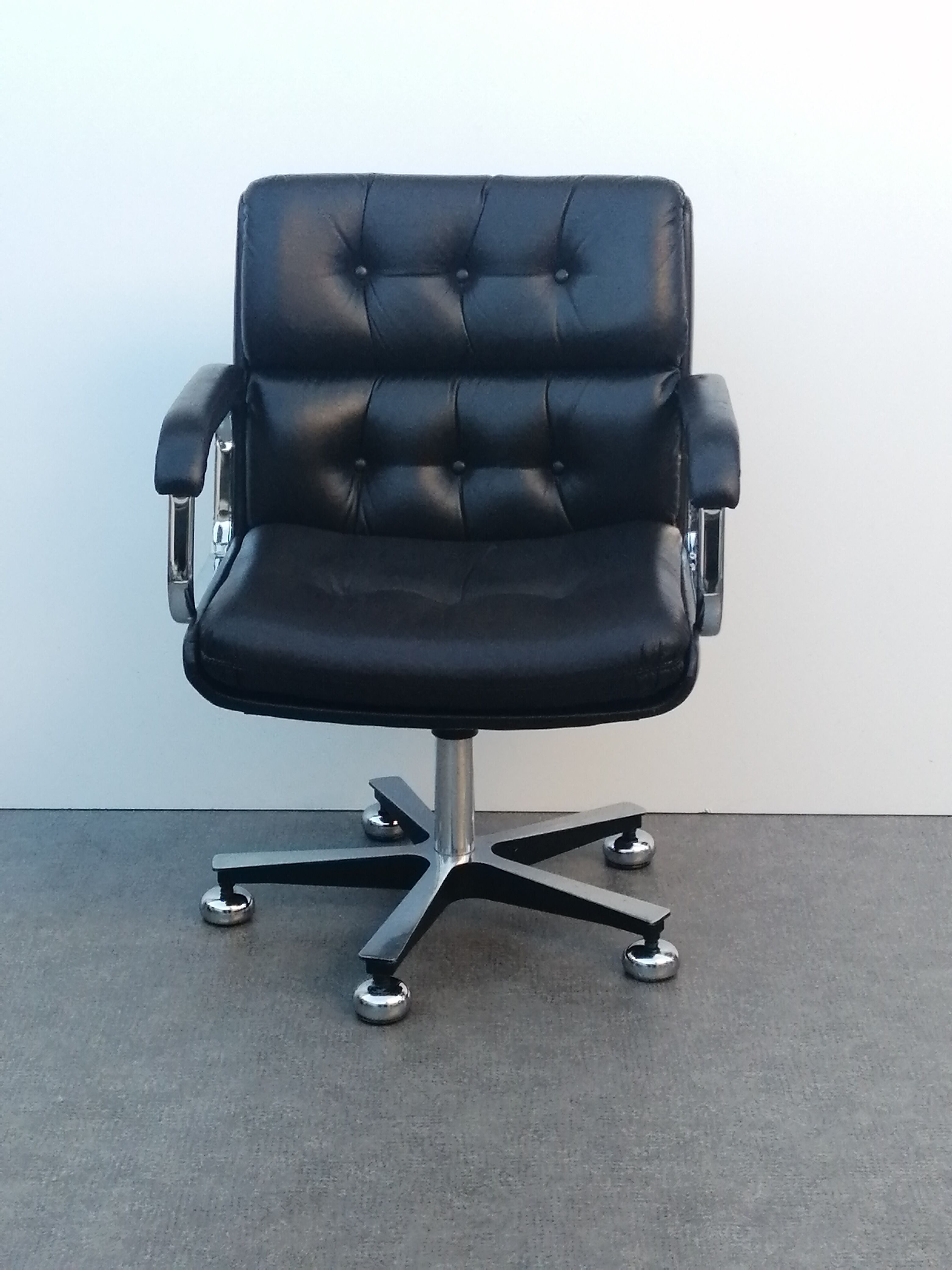 Pretty vintage Italian office armchair 1980