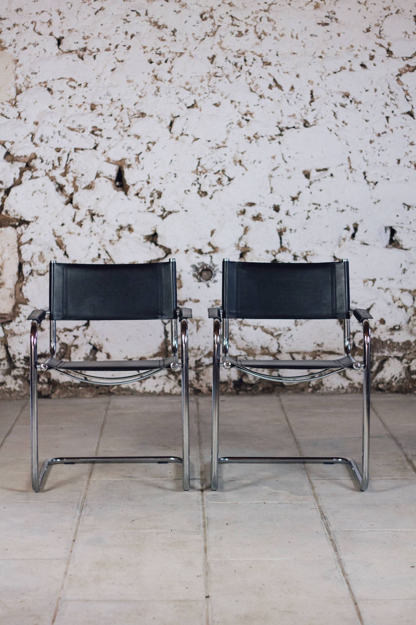 Pair of Bauhaus cantilever armchairs in chromed metal and leather, 1970