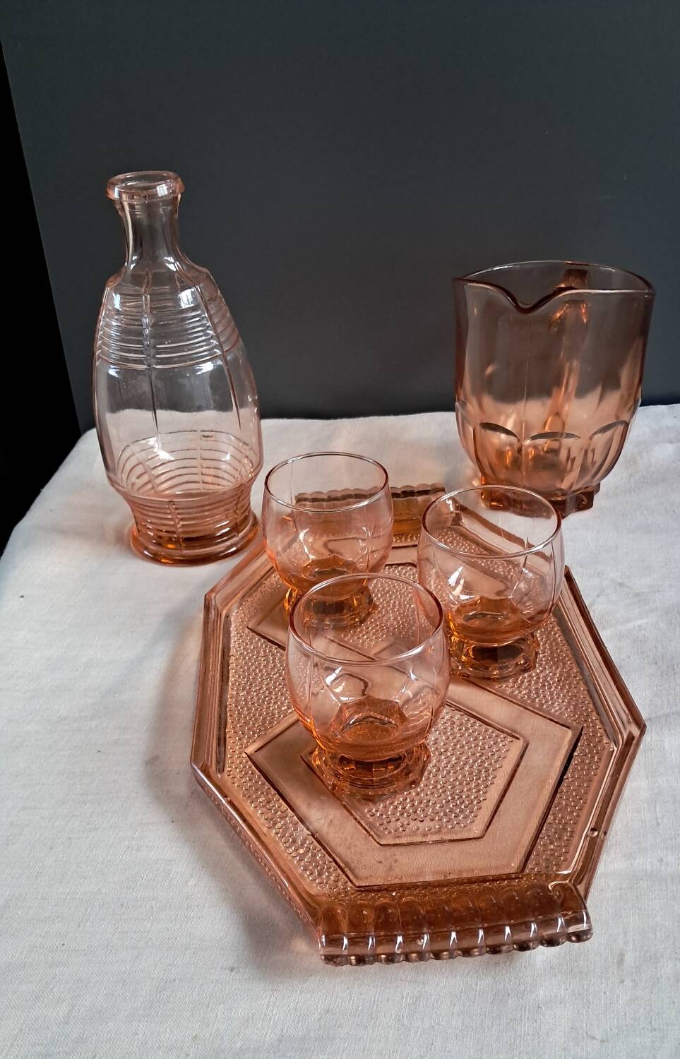 Carafe, verres et plateau en verre rose