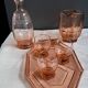Carafe, verres et plateau en verre rose