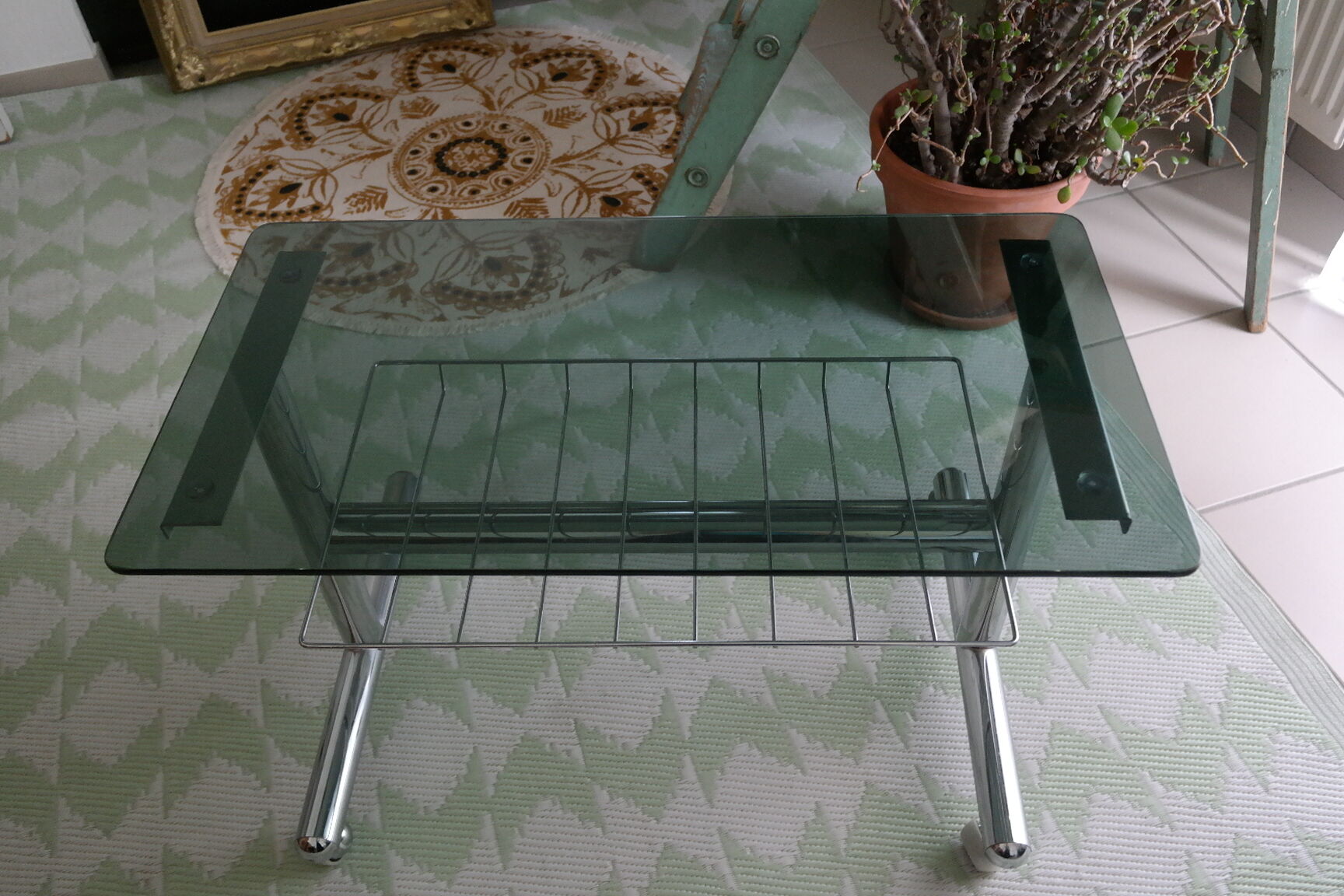 Table basse métal chromé et verre fumé Space Age