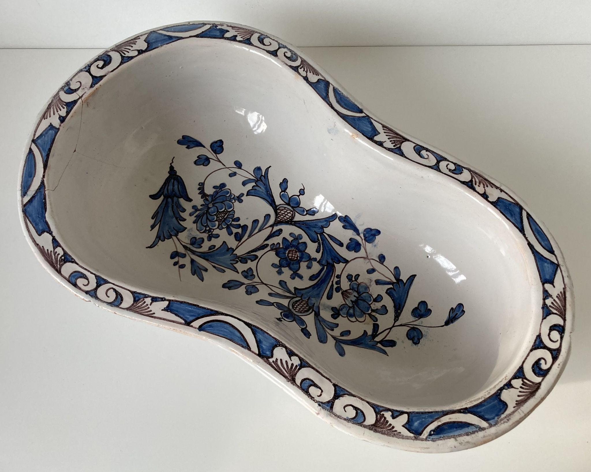 Coupe à fruits en faïence de Rouen à décor floral bleu et brun p
