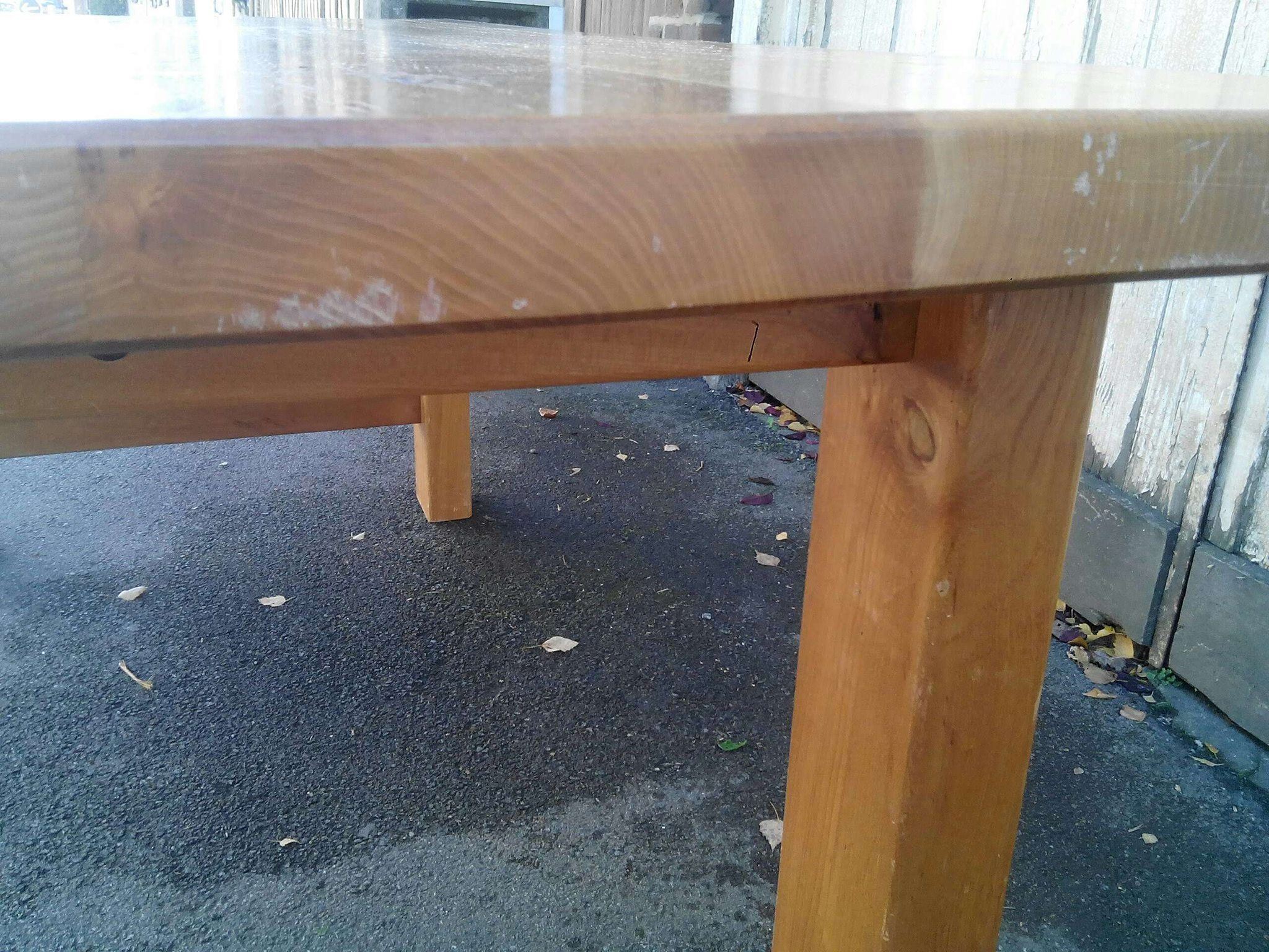Table à manger en bois massif design brut