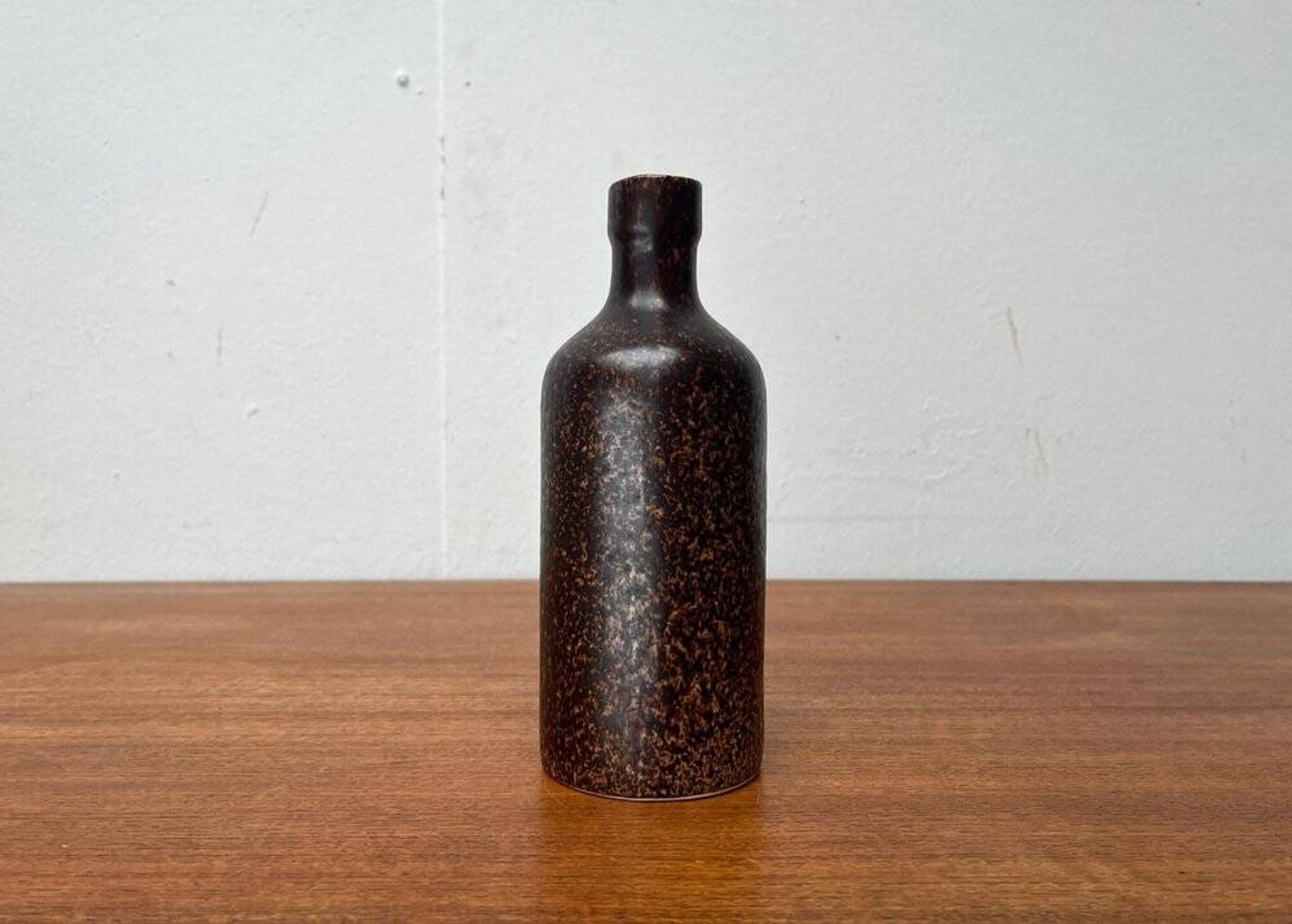 Mid-century ceramic carafe vase by Bastian le Pemp for Kemper / Quimper France, 1960s.
