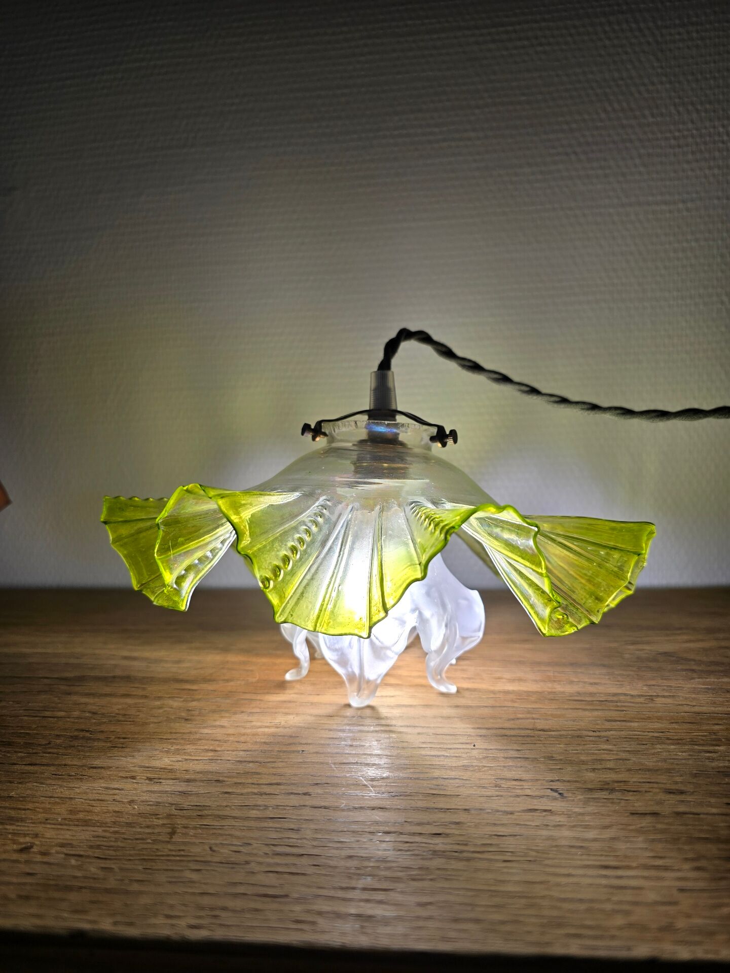 Double tulip light suspension - Transparent fluted glass at the edges.