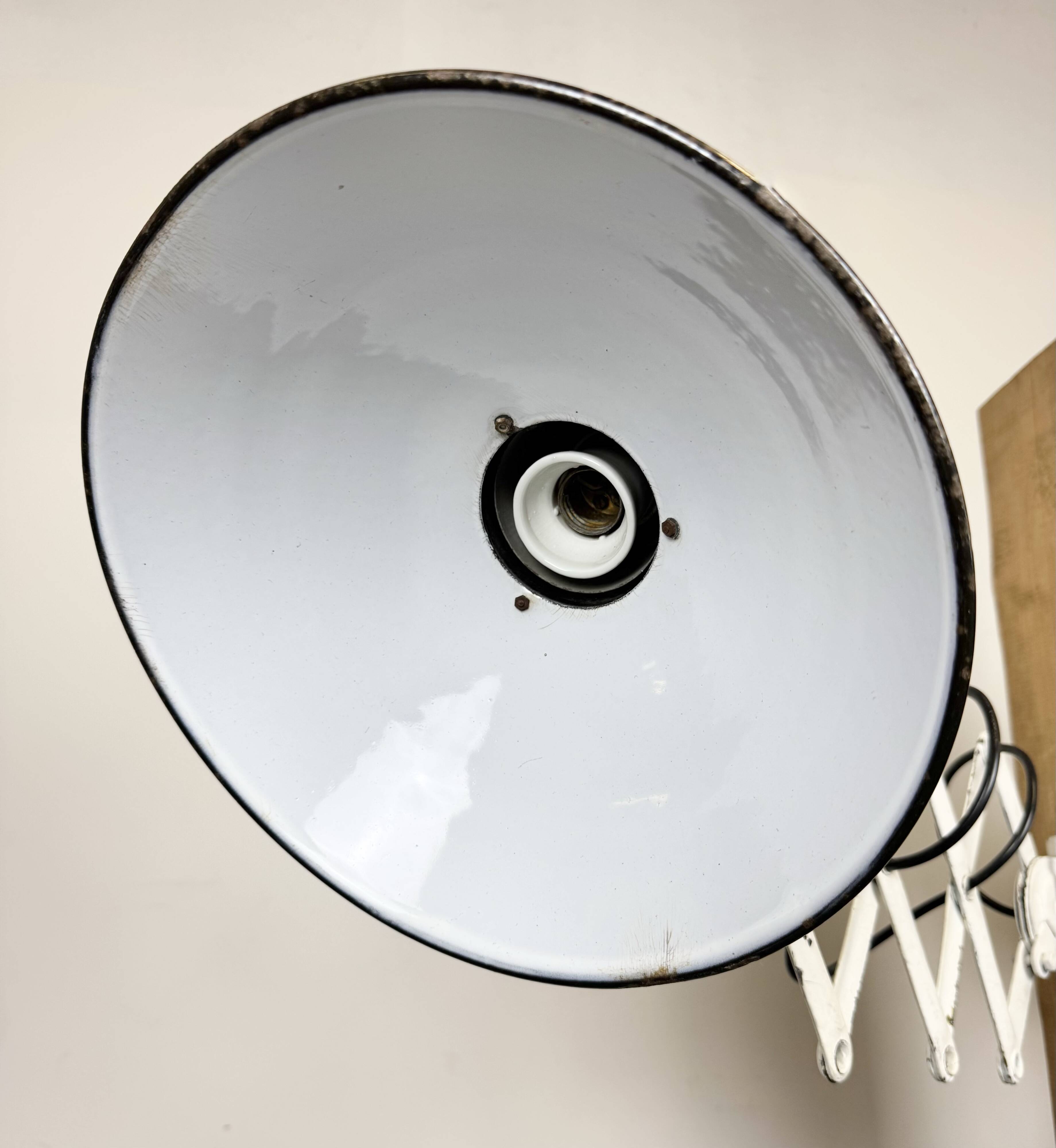 Lampe murale à ciseaux en émail noir industriel, années 1950
