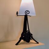 Lampe Art Nouveau en fer forgé et abat-jour en verre opaque bleu