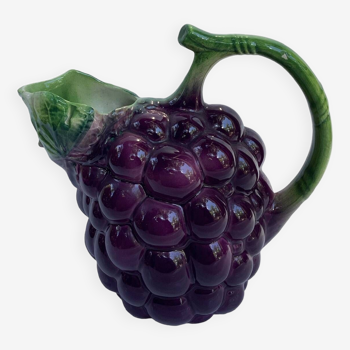 Slush pitcher with bunch of grapes