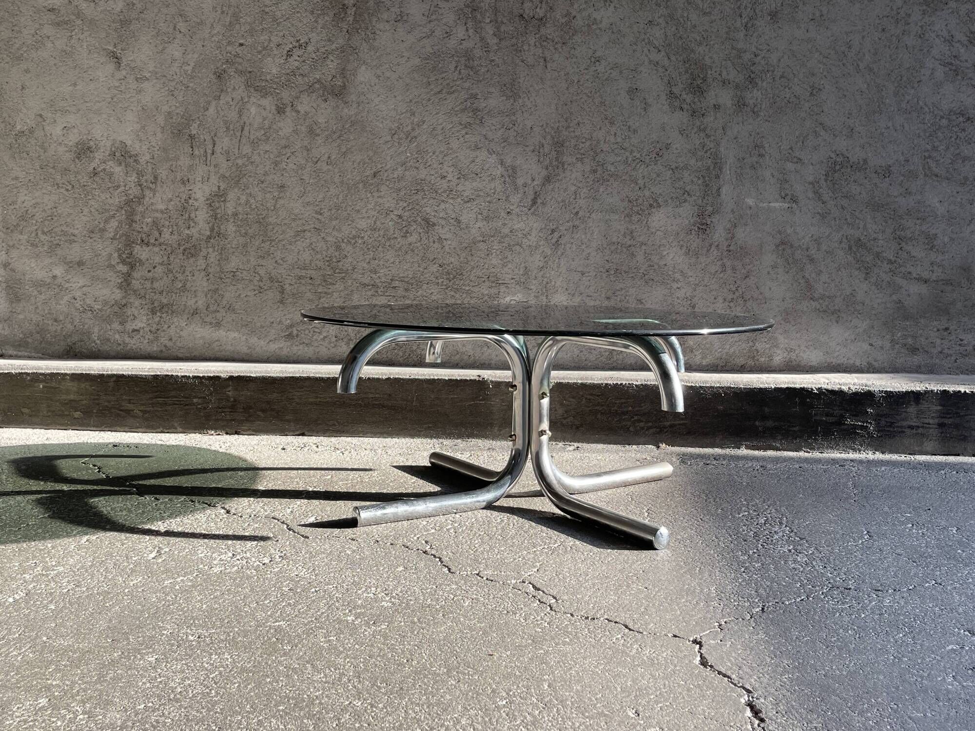 Table basse ronde en métal chromé et verre fumé,1970s