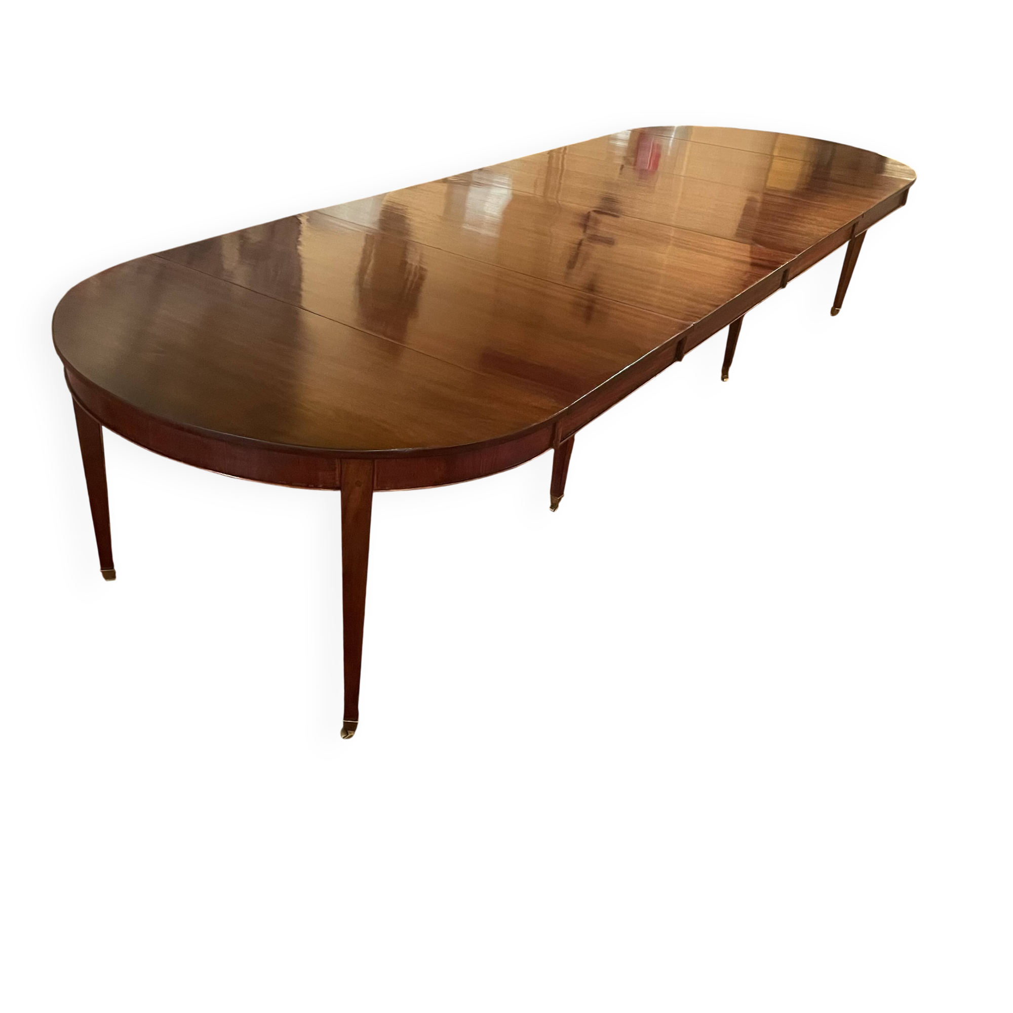 Extendable Louis XVI style mahogany dining table from the Directoire period