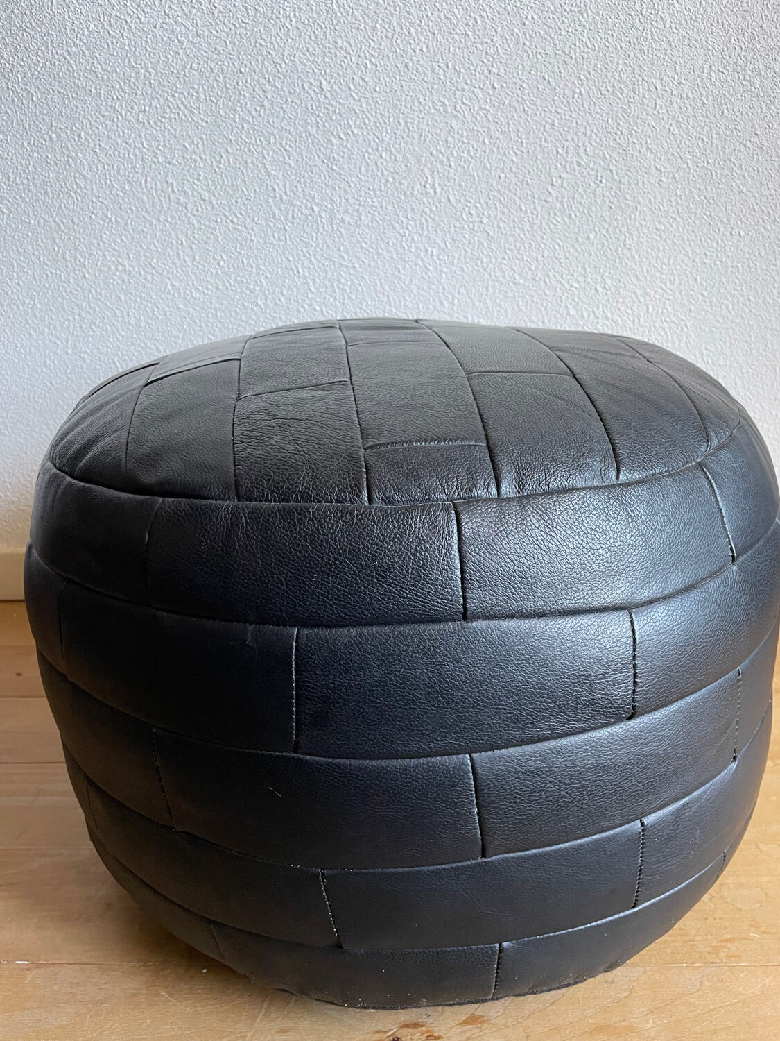 Pouf noir en cuir patchwork de Sède