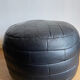 Pouf noir en cuir patchwork de Sède
