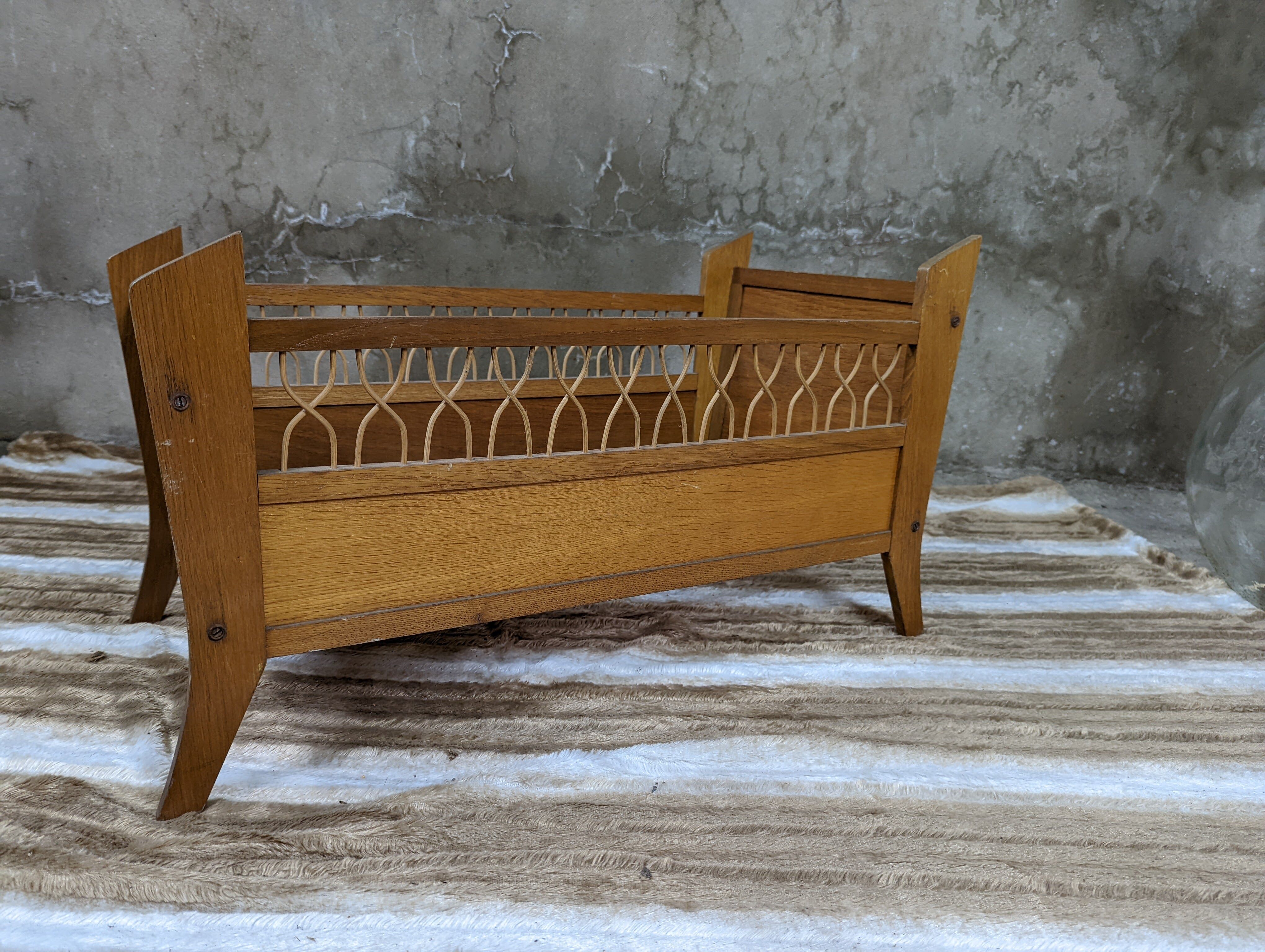 Rattan floor basket for pet