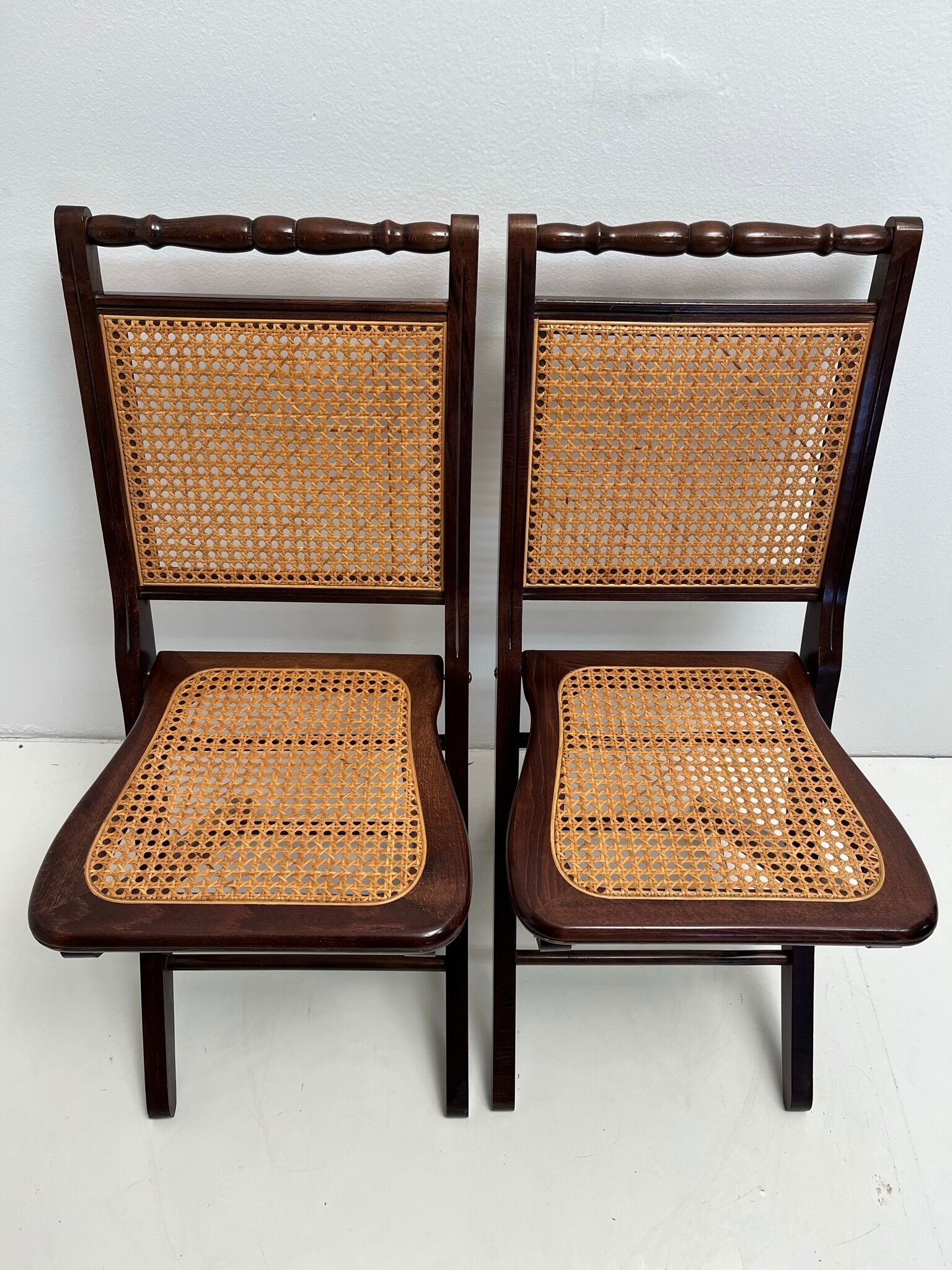 2 vintage folding chairs in wood and canning, 60s