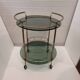 Table d'appoint / barcart / serveuse milieu de siècle, laiton doré et verre fumé, années 70 - Italie.