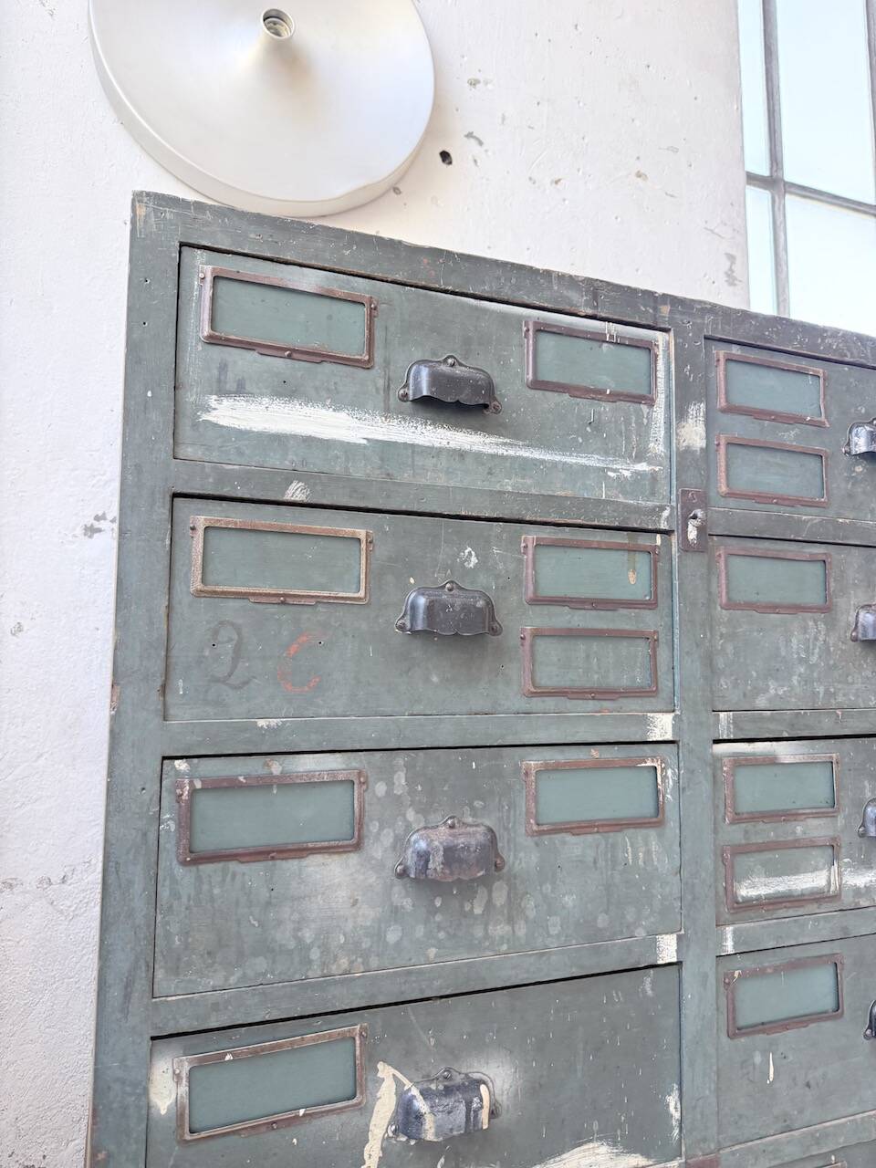 Patinated blue workshop furniture with XL drawers in oak and beech.