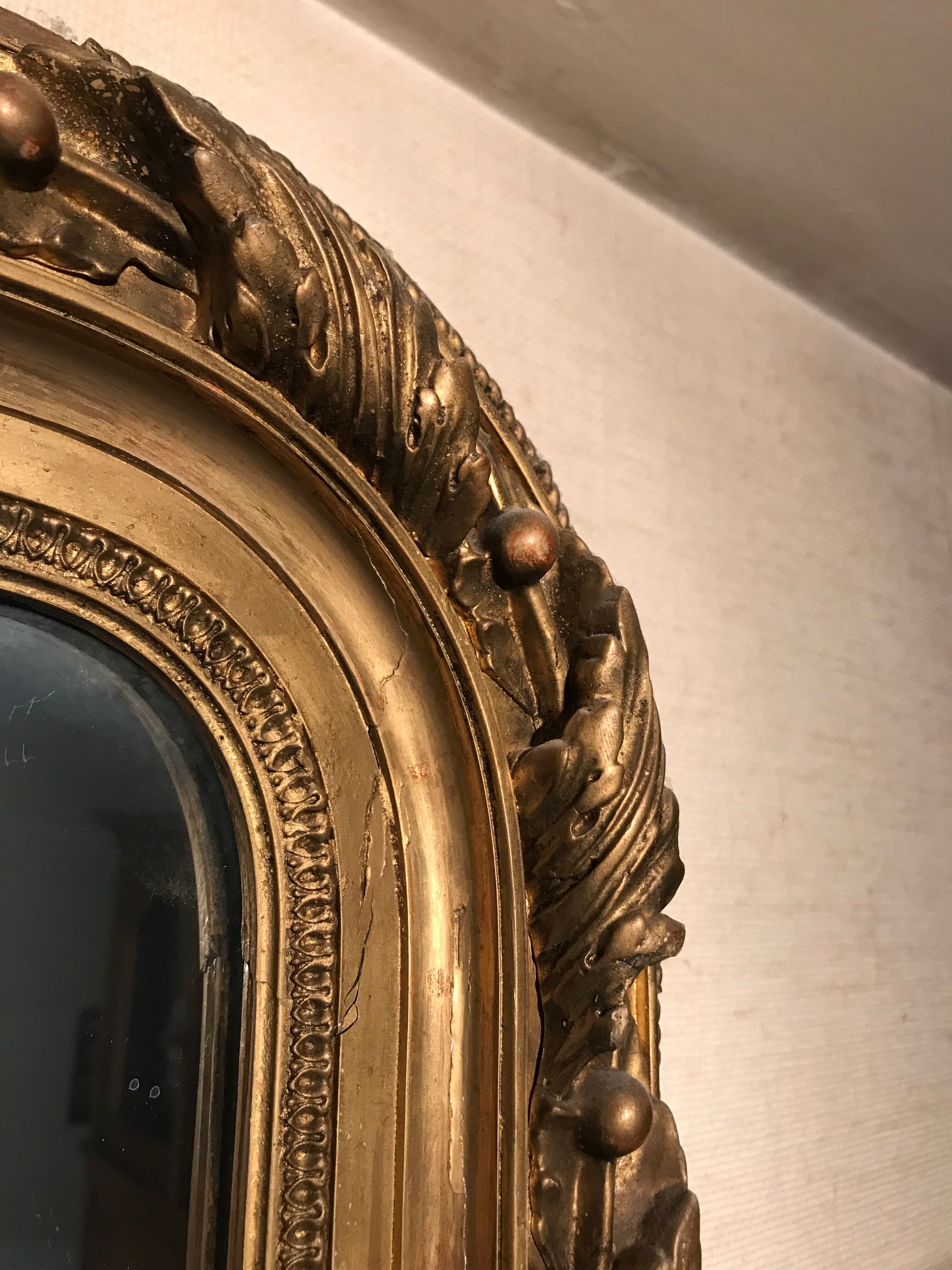 Large antique mirror with flagship shell in wood and gilded stucco