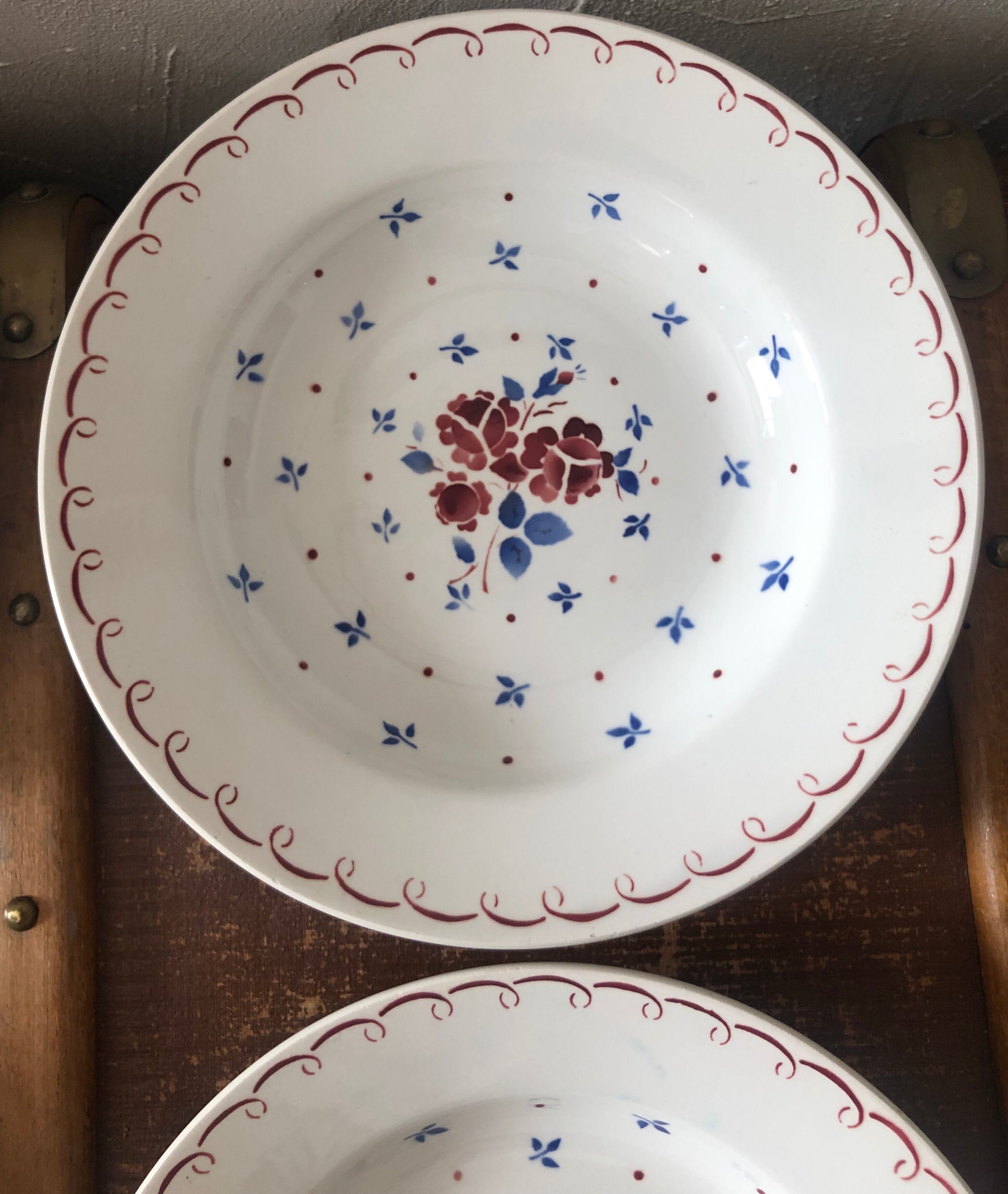 Lot 4 hollow plates old red rose iron earth decoration