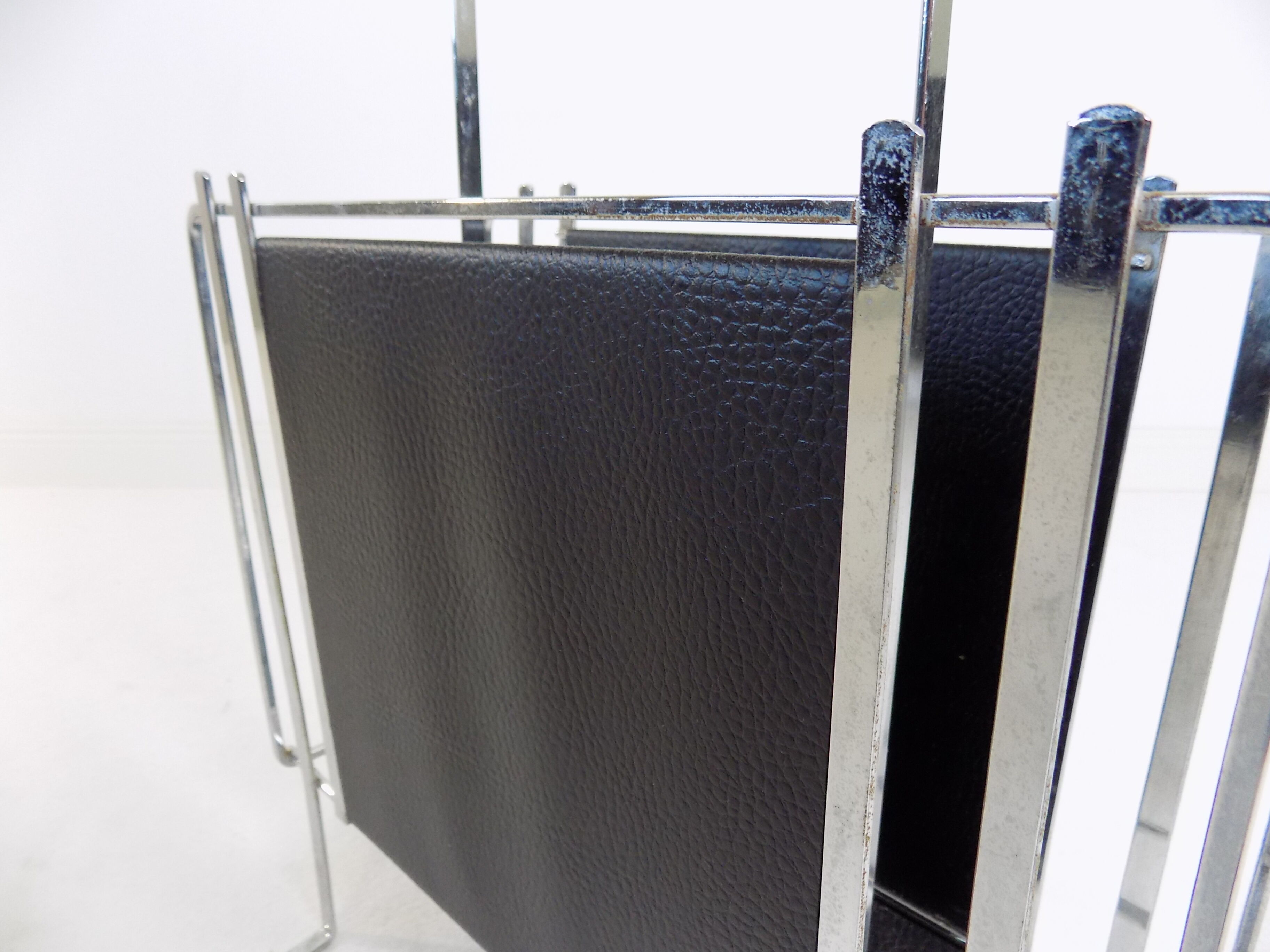 Zeitungsständer aus Chrom und schwarzem Leder