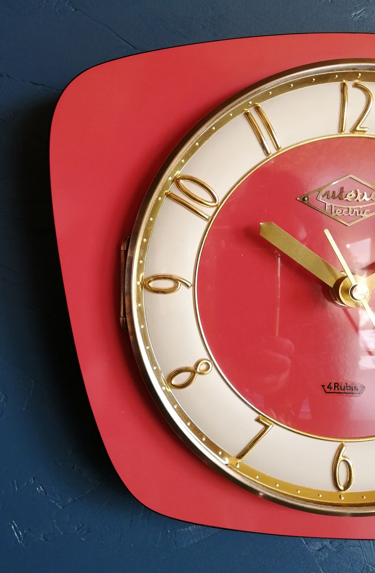 Vintage formica silent wall clock "English red Lutetia"