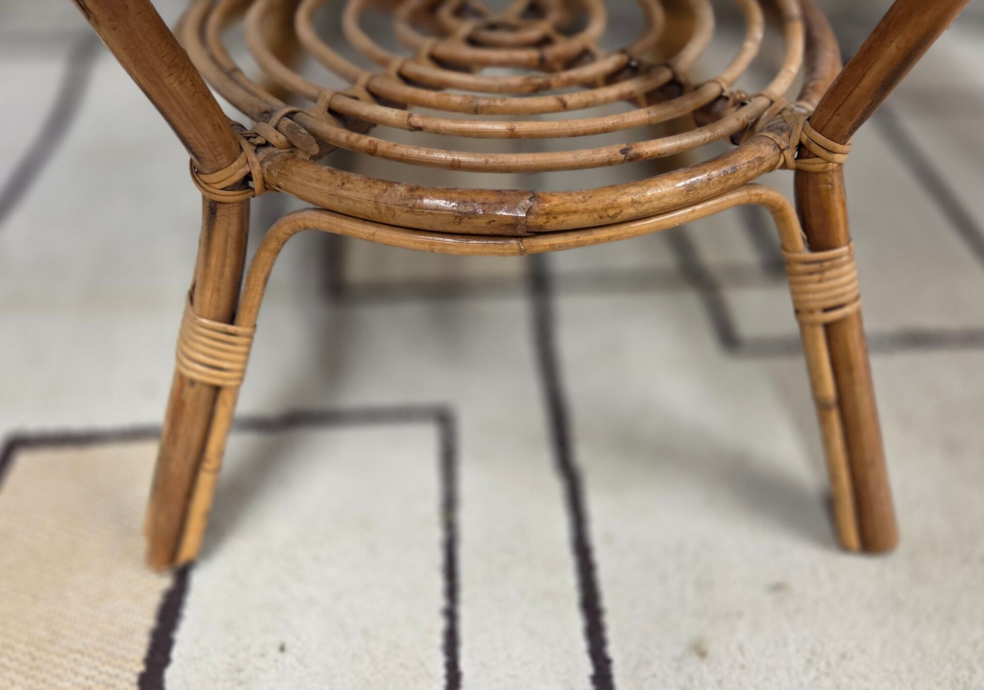 Vintage round side table in rattan – 1960s/70s