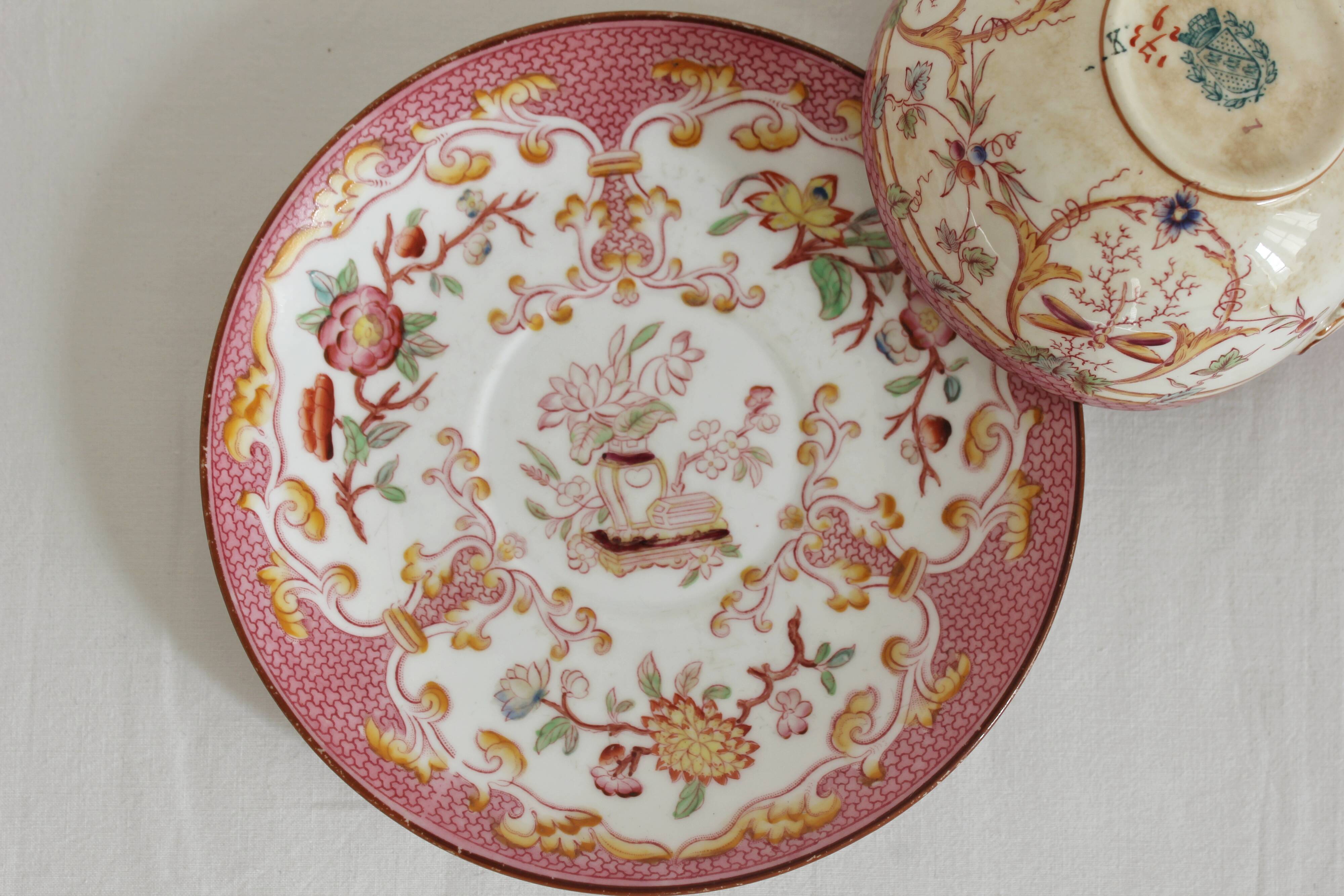Tasse à café en terre de fer décor Minton rose Sarreguemines fin XIXe