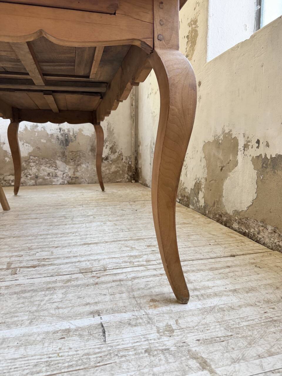 Table campagne provençale style Louis XV merisier