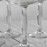 5 verres à pied à cocktail en verre ciselé.