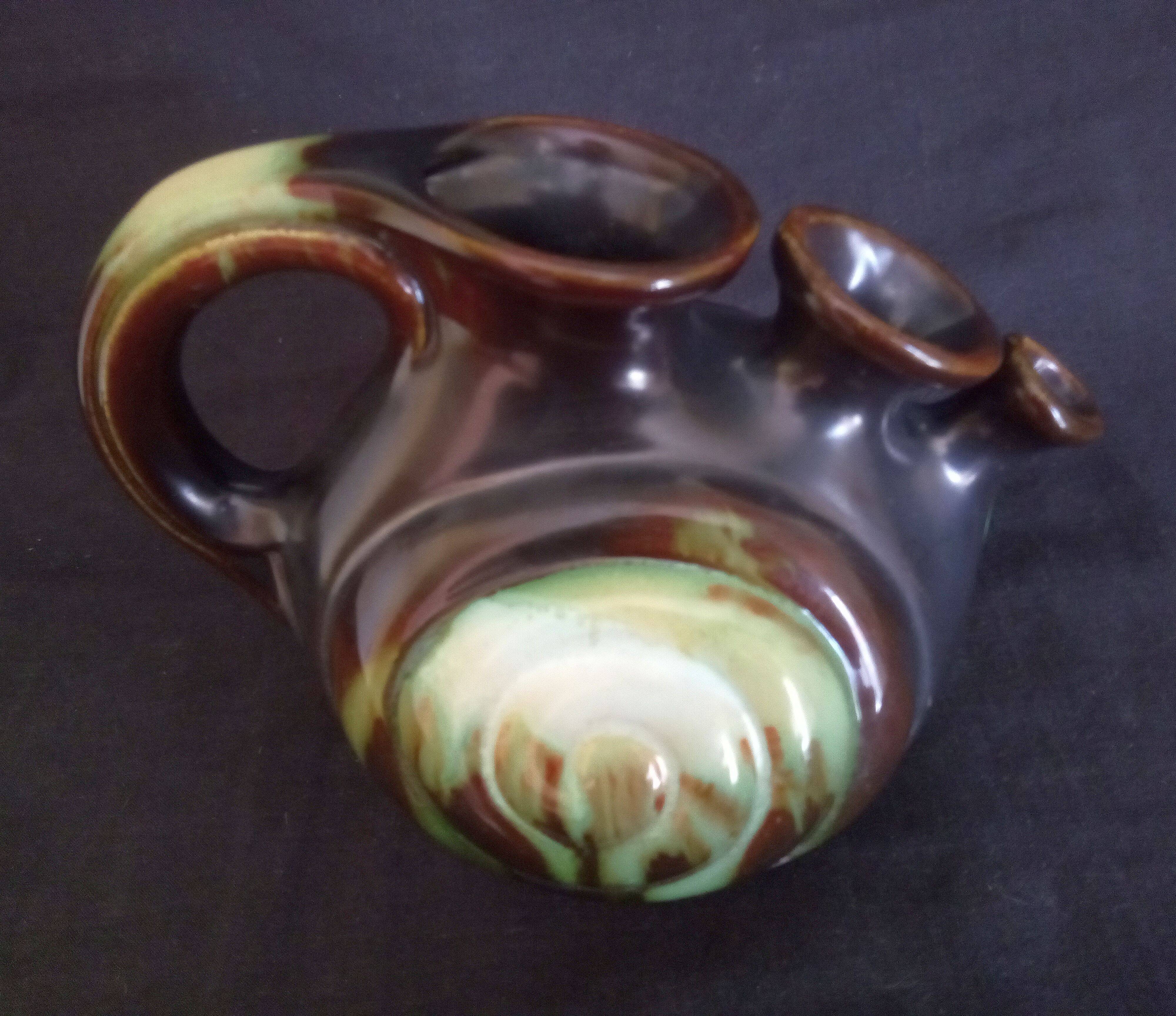 Vase with 3 flowers in the shape of a ceramic snail from Thulin (Belgium)