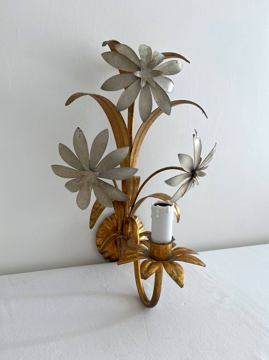 Vintage Hollywood Regency gold metal leaf wall sconce.