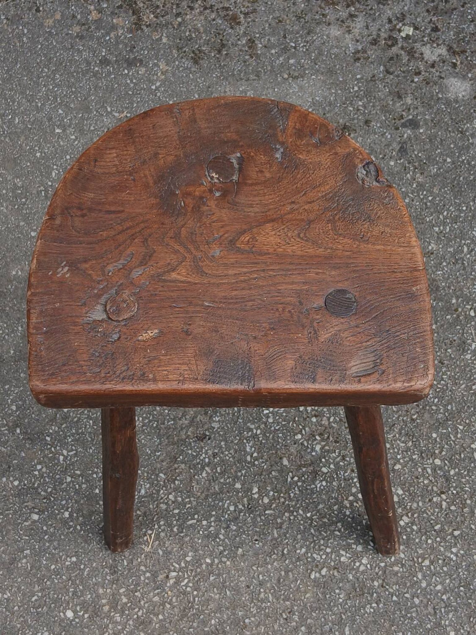 Farmhouse tripod stool in oak