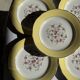 Lot de 19 grandes assiettes plates vintage jaunes fleurs roses liseré doré