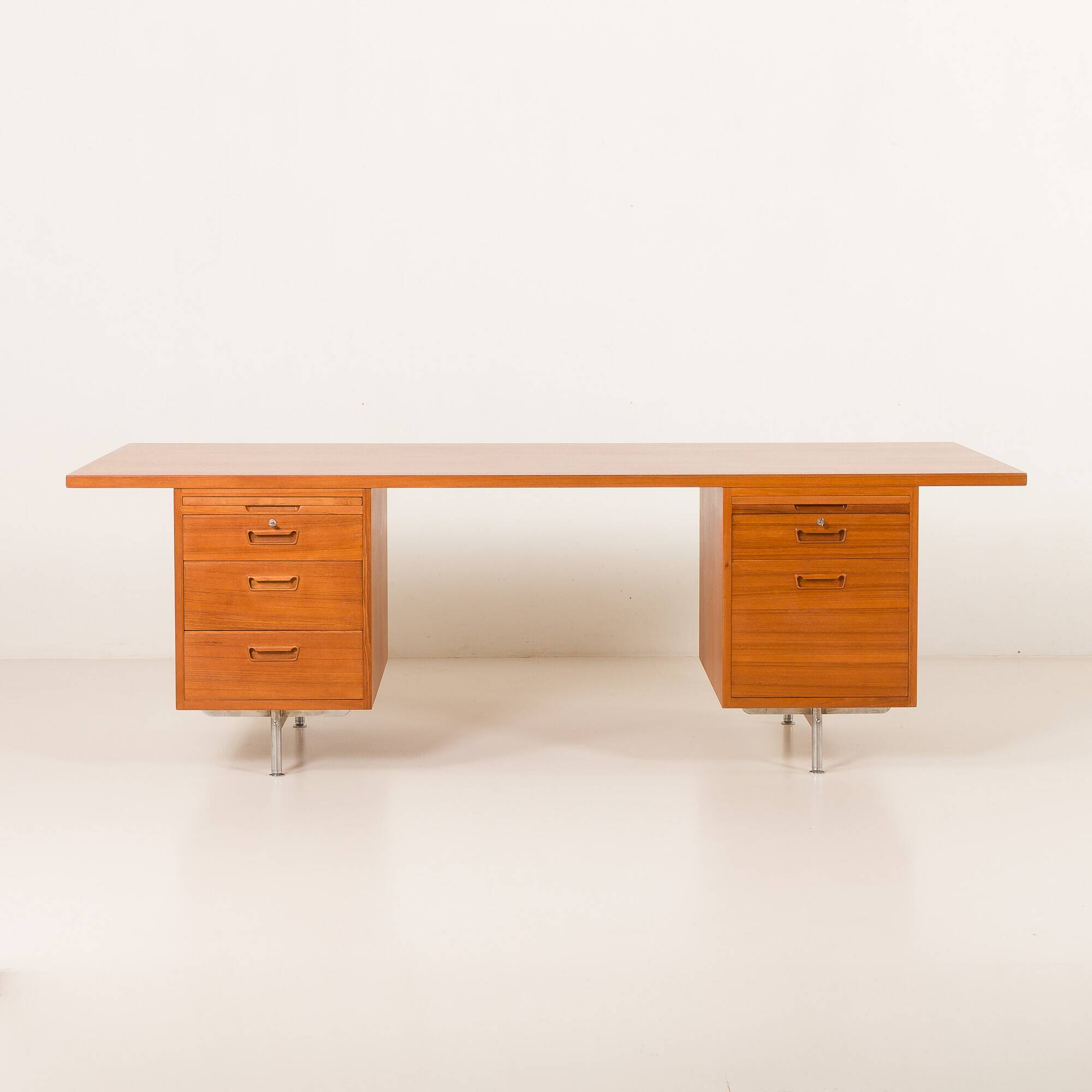 Bureau de direction extra large en teck, style danois du milieu du XXe siècle, années 1970