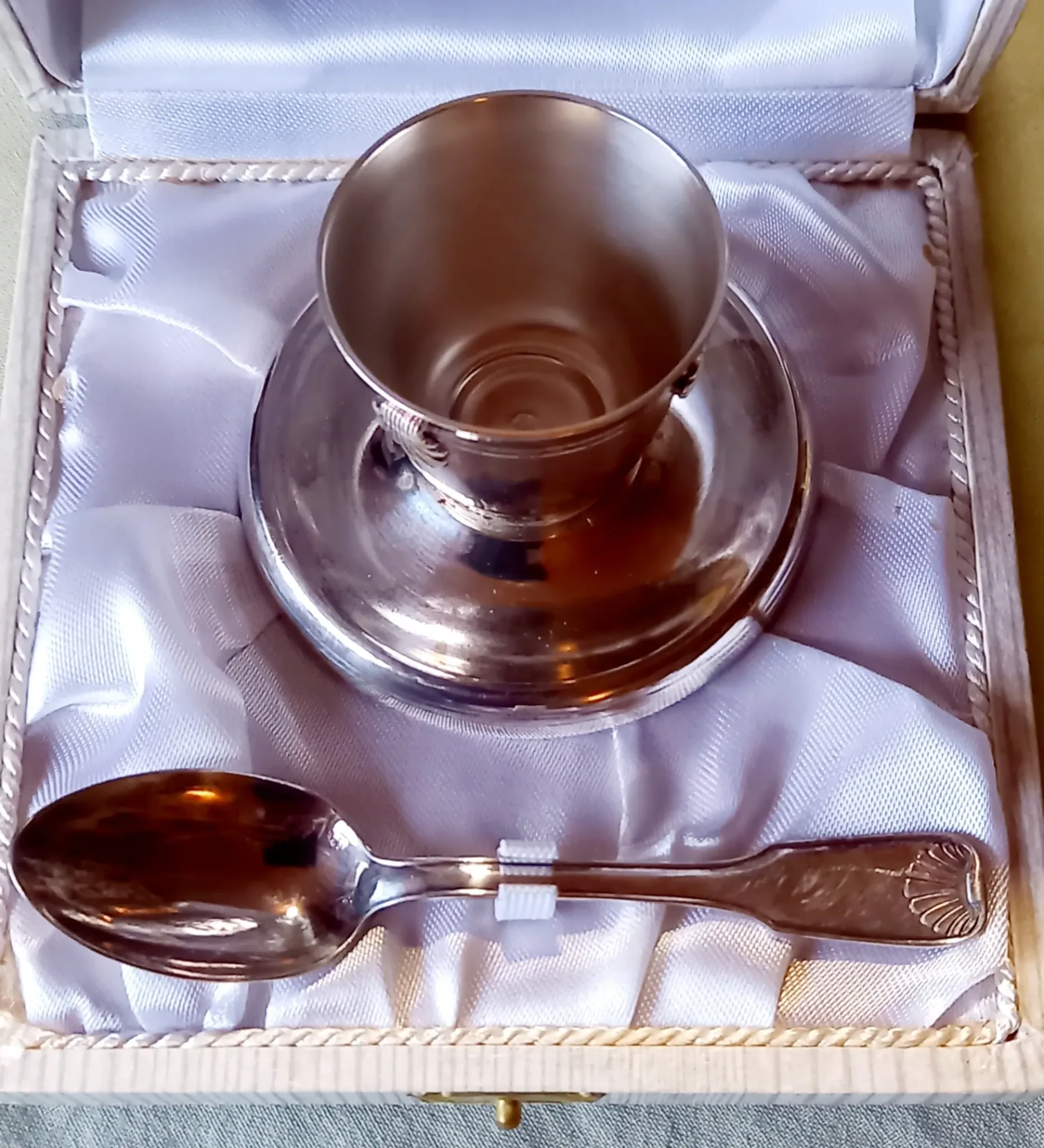 Egg cup and spoon with shell pattern in silver-plated metal, 1970.