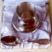 Egg cup and spoon with shell pattern in silver-plated metal, 1970.