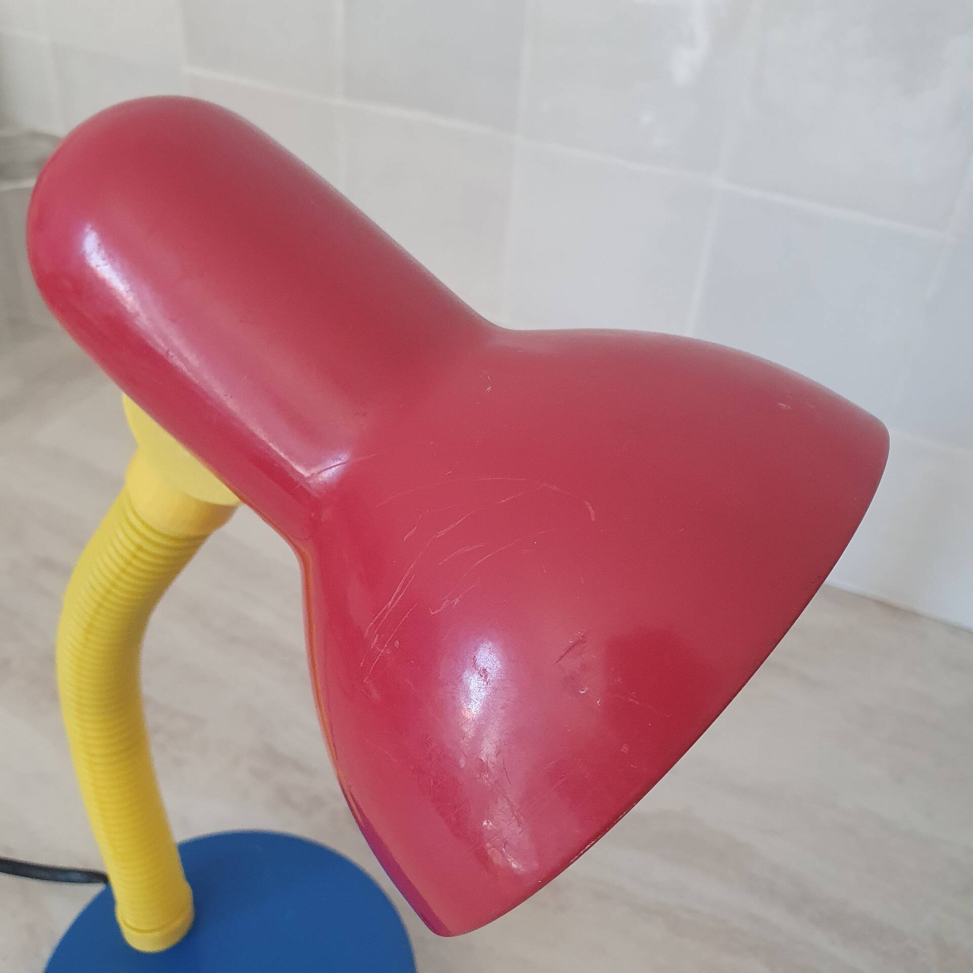 Lampe de bureau couleur Memphis rouge bleu jaune