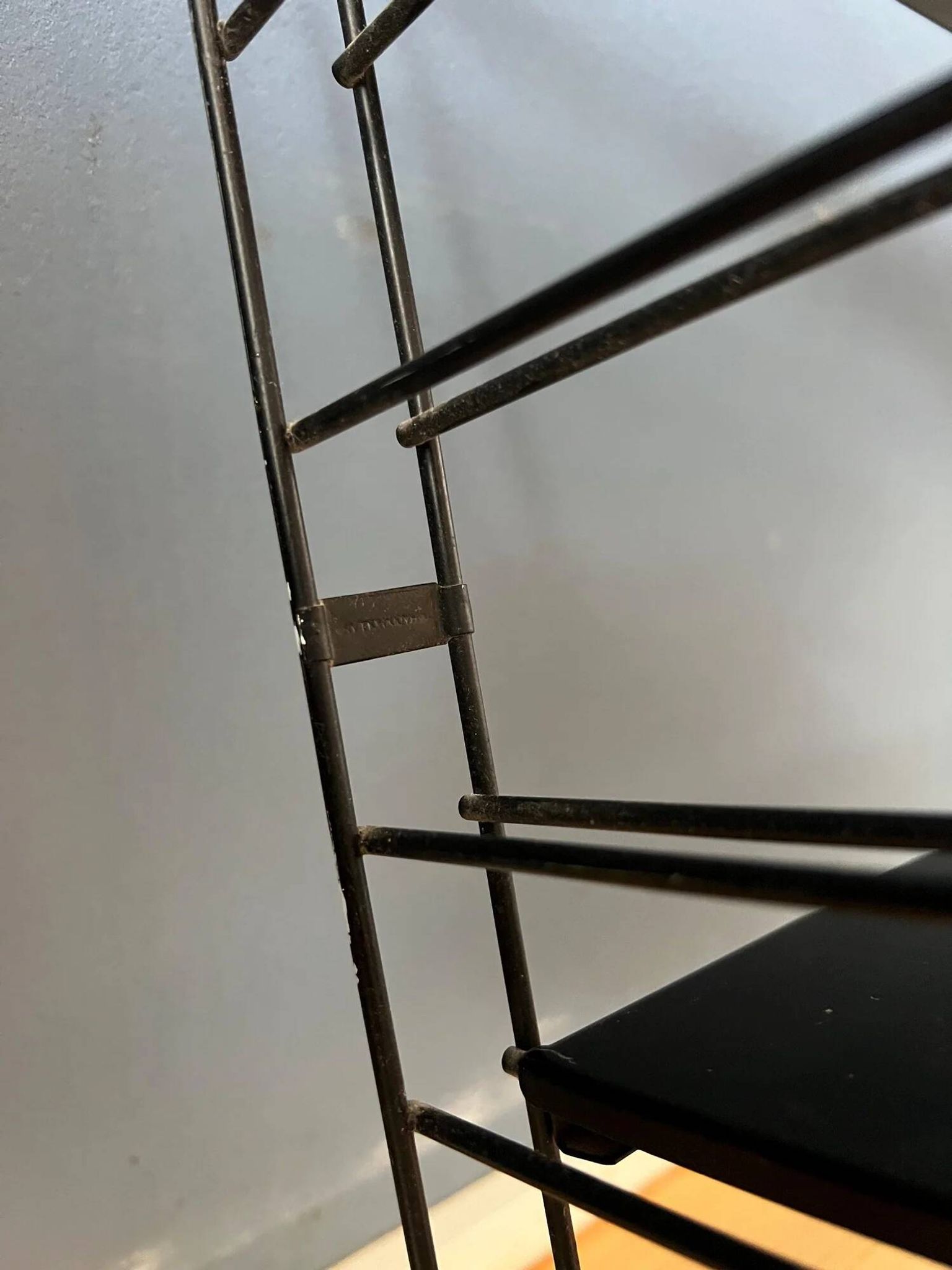 Étagère murale modulaire vintage Tomado en métal bleu, noir et rouge