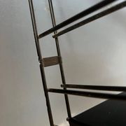 Étagère murale modulaire vintage Tomado en métal bleu, noir et rouge