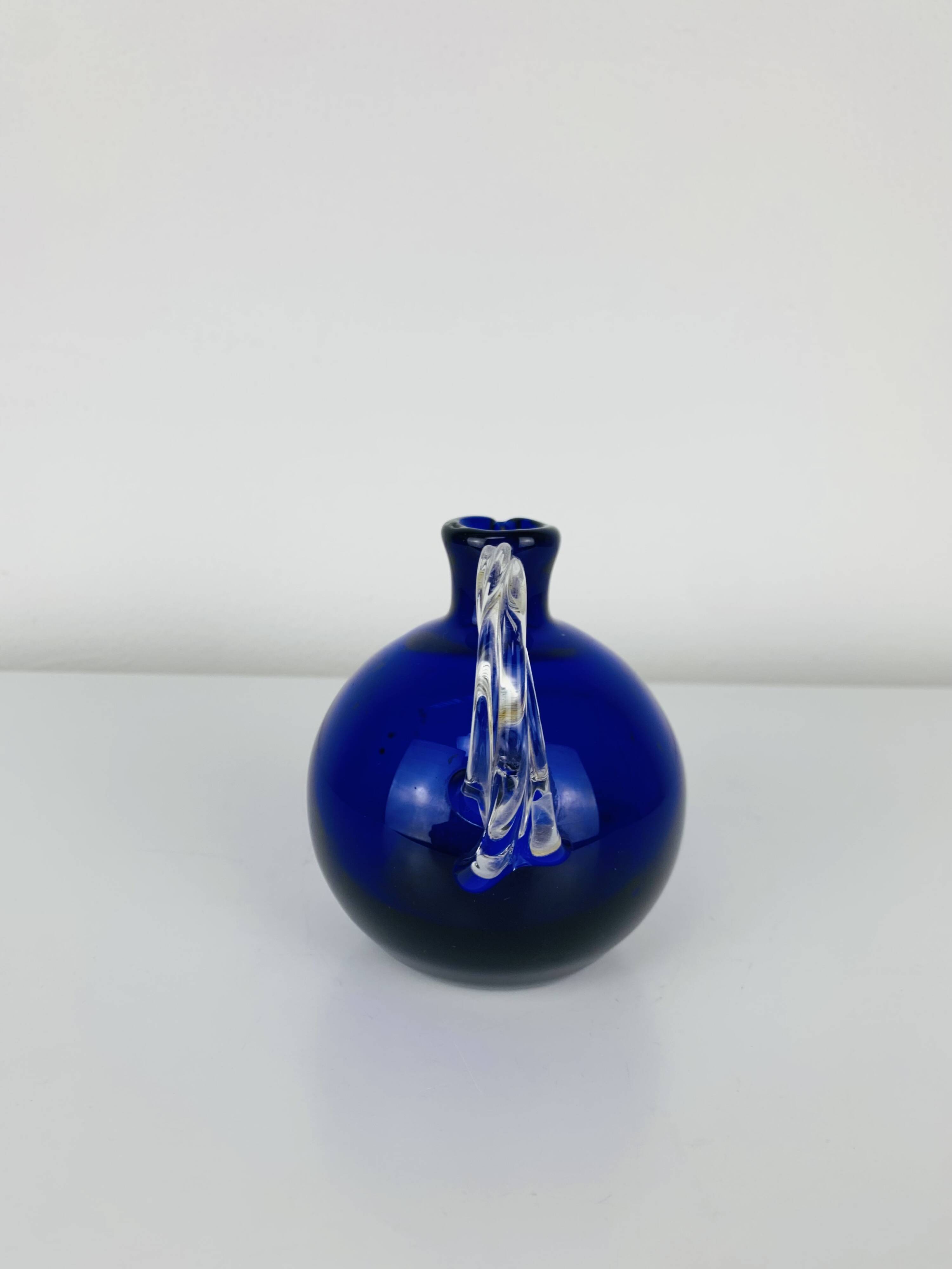 Vase rond verre de Murano bleu, anse torsadée, vintage