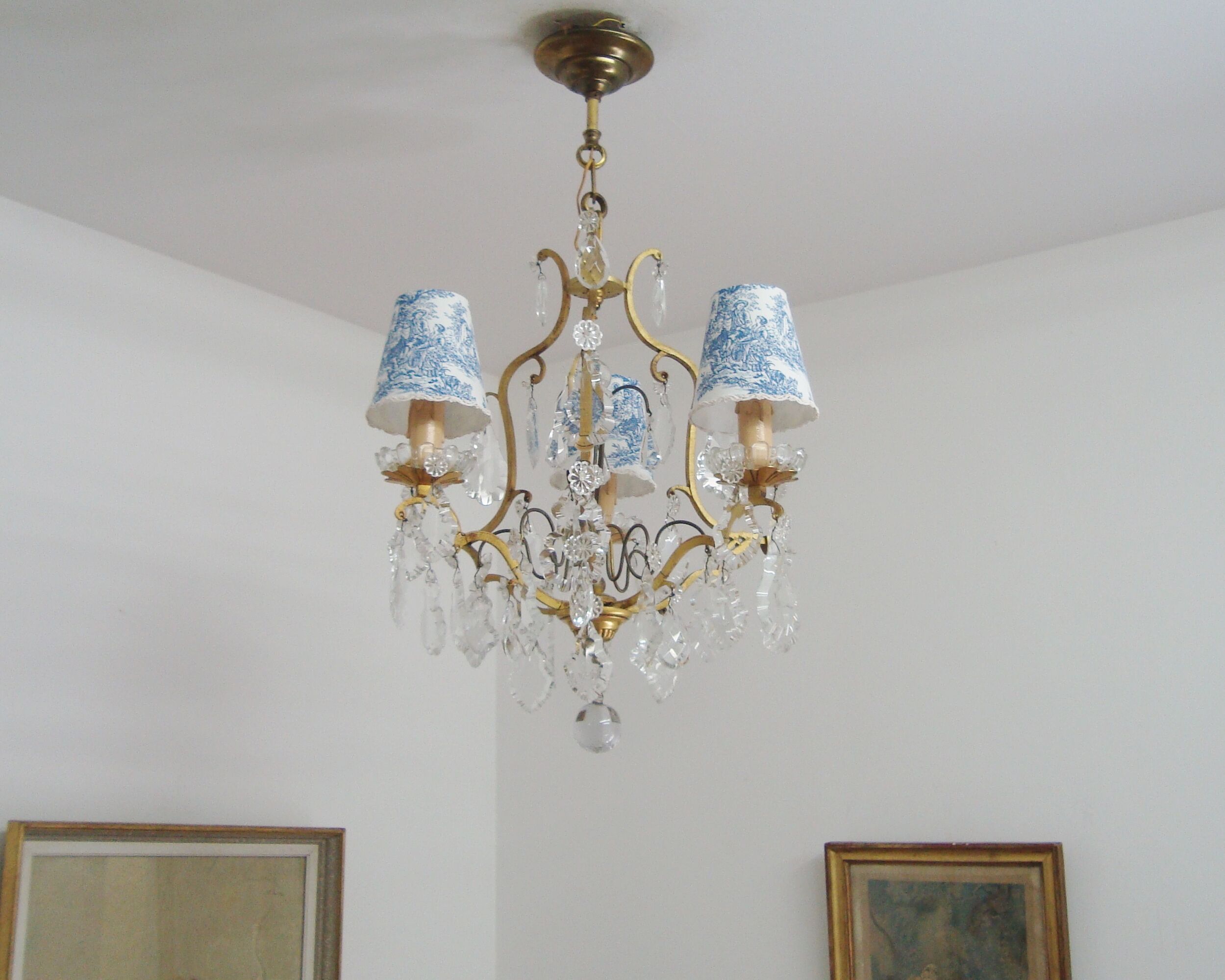 Vintage grapefruit chandelier with three lampshades in Toile de Jouy fabric